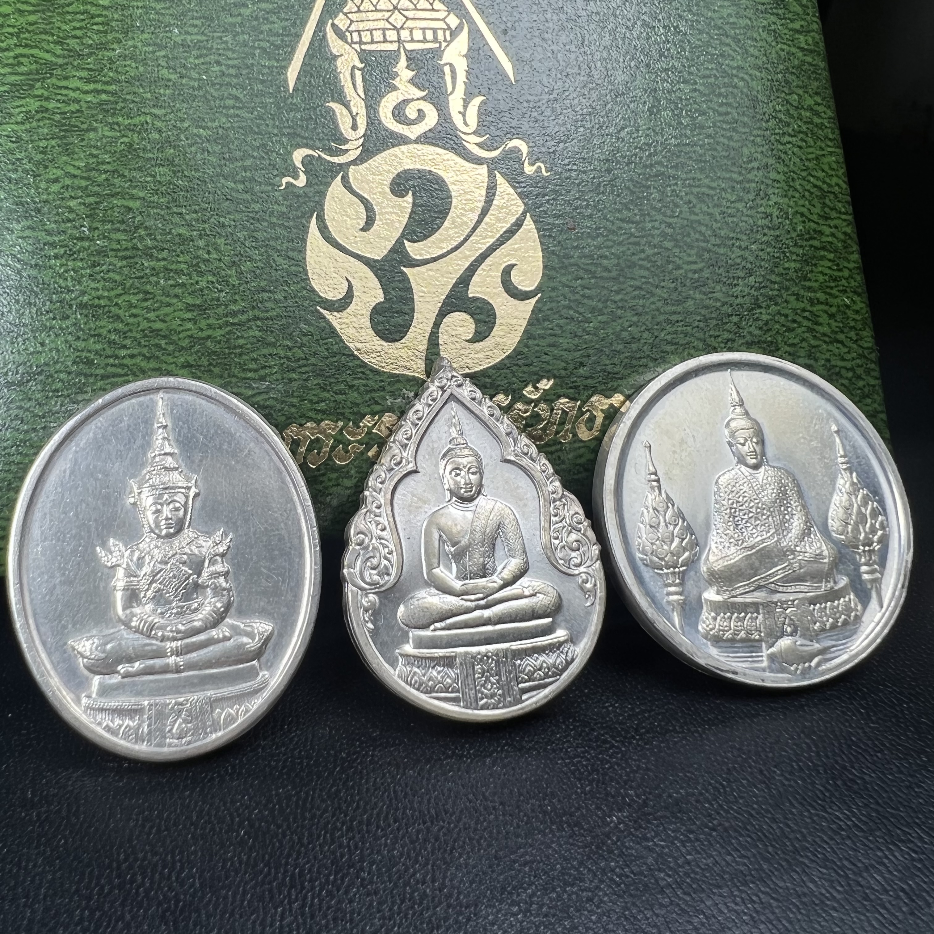 เหรียญพระแก้วมรกตหลัง ภปร ฉลองกรุงรัตนโกสินทร์ครบ 200 ปี พ.ศ.2525 เนื้อเงินกล่องบรรจุเดิมครบ3พิมพ์(บล็อกพระราชศรัธา)(ในหลวงรัชกาลที่9 เสด็จในพิธี)