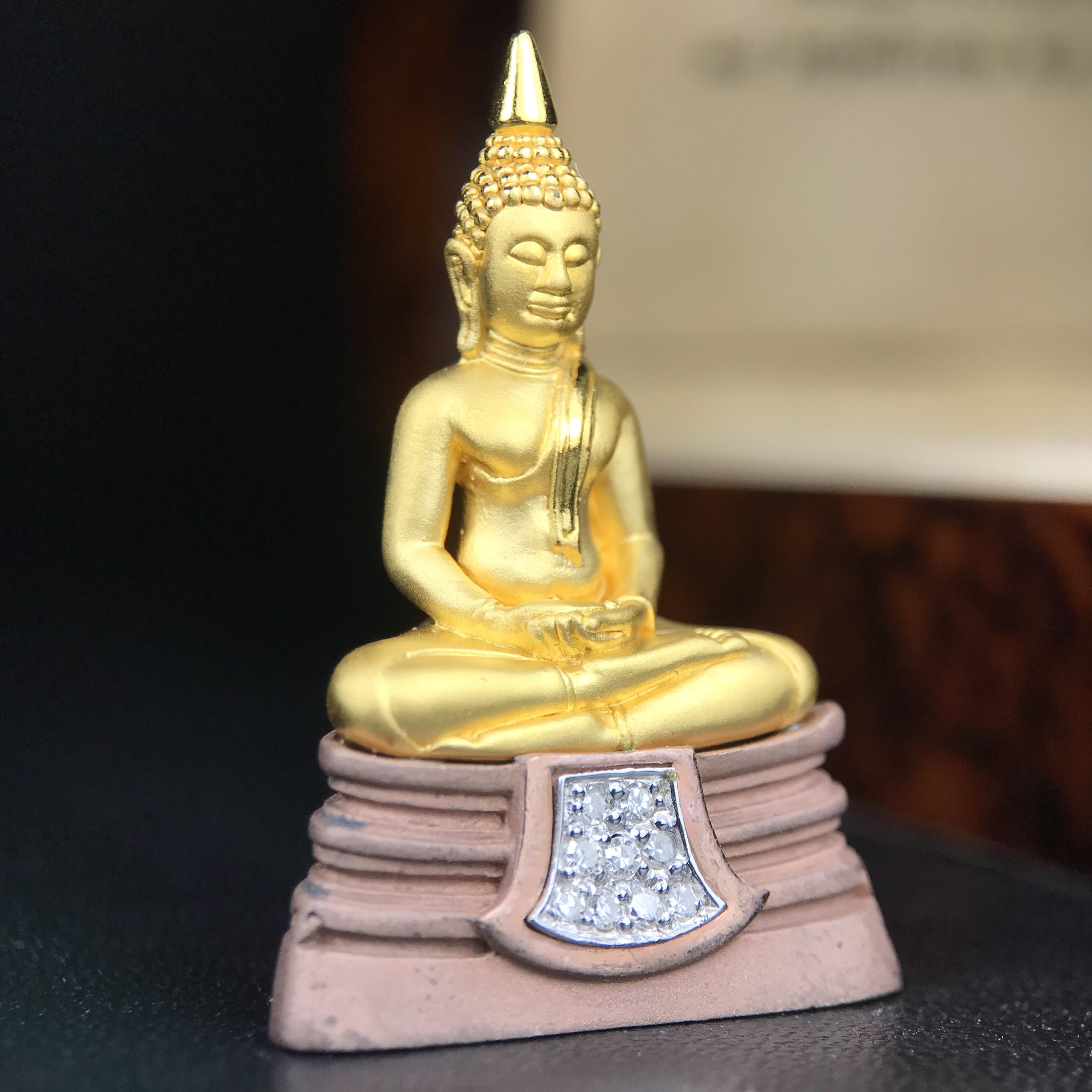 พระพุทธโสธร รุ่นสร้างอุโบสถหลังใหม่ พิธีพุทธาภิเษก ณ อุโบสถวัดโสธรวรารามวรวิหาร 18 พฤศจิกายน พ.ศ.2542 เนื้อสามกษัตริย์ องค์พระทองคำแท้ ฐานนาก ผ้าทิพย์ประดับเพชรแท้ หนักรวม 6.82g ขนาด 2.5x3.5 ซม.(องค์หมายเลข ๒๔๘)(พุธศิลป์สุดงดงาม อีกหนึ่งรุ่นยอดนิยม)หายาก