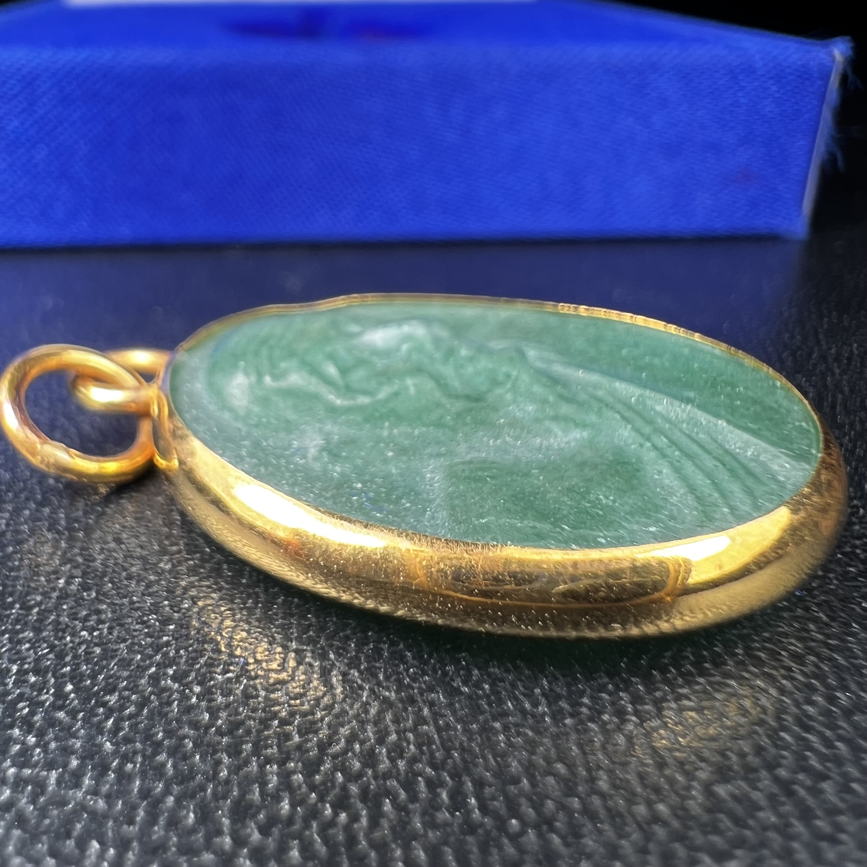 หลวงปู่ทวด วัดพะโคะ จ.สงขลา ปี 2543 เหรียญหยกรูปไข่(เลี่ยมทองคำ) ขนาด 2.2 x 2.5 ซม. ด้านหลังแผ่นโค๊ตทองคำ สร้างโดยสมาคมชาวเพชรบุรี “สมเด็จเจ้าพะโคะหลวงปู่ทวดเหยียบน้ำทะเลจืด” ครั้งแรกแห่งประวัติศาสตร์(สวยงามเป็นของล้ำค่าหายากมาก)สภาพสวยสมบูรณ์