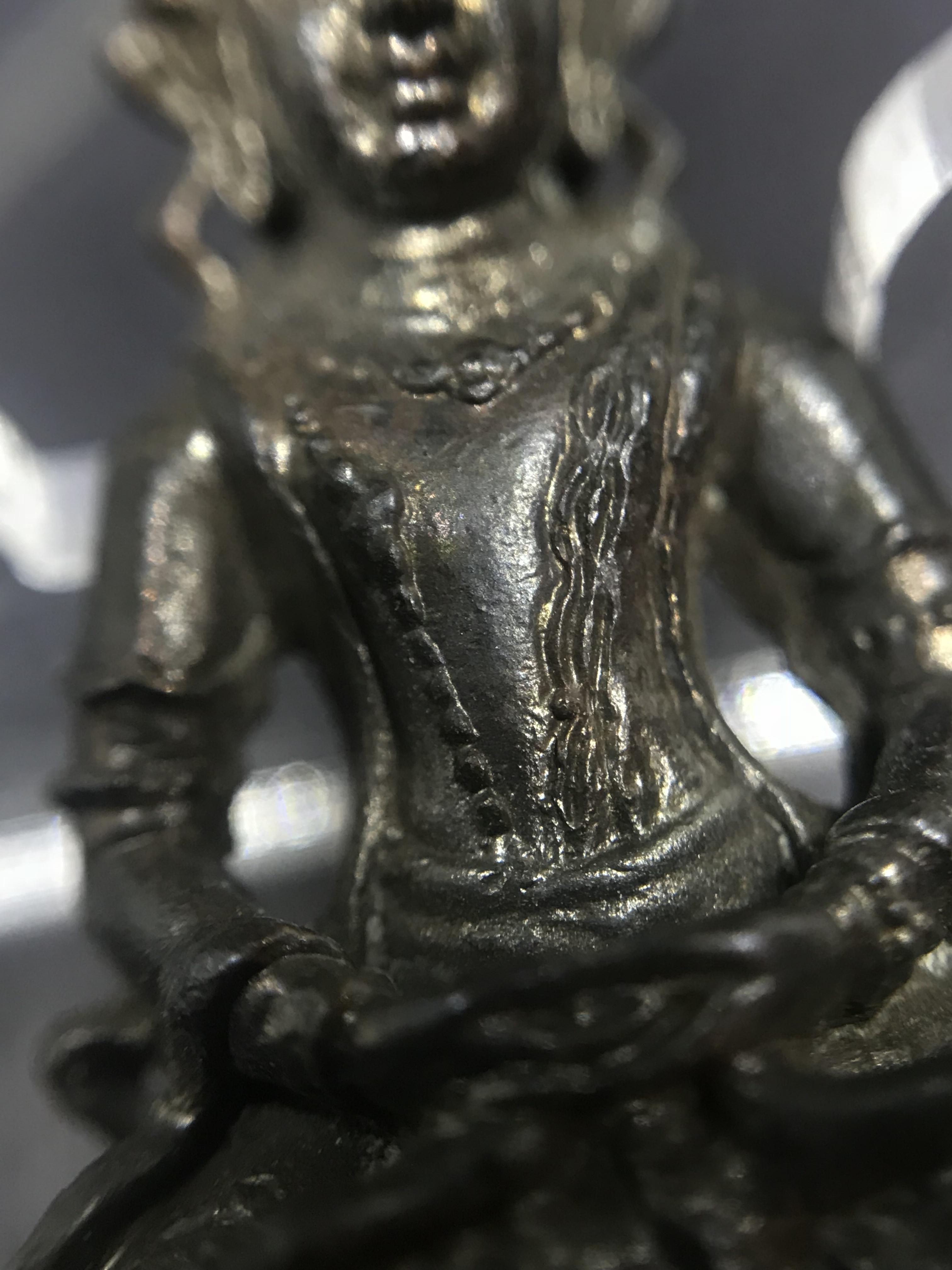 พระกริ่งธิเบตอวโลกิเตศวร ภปร.(พระไวโรจนะพุทธ)วัดมังกรกมลาวาส(เล่งเน่ยยี่) รุ่นแรกปี2515 เนื้อนวโลหะ(ในหลวงรัชกาลที่9เสด็จเททอง)(หายาก)