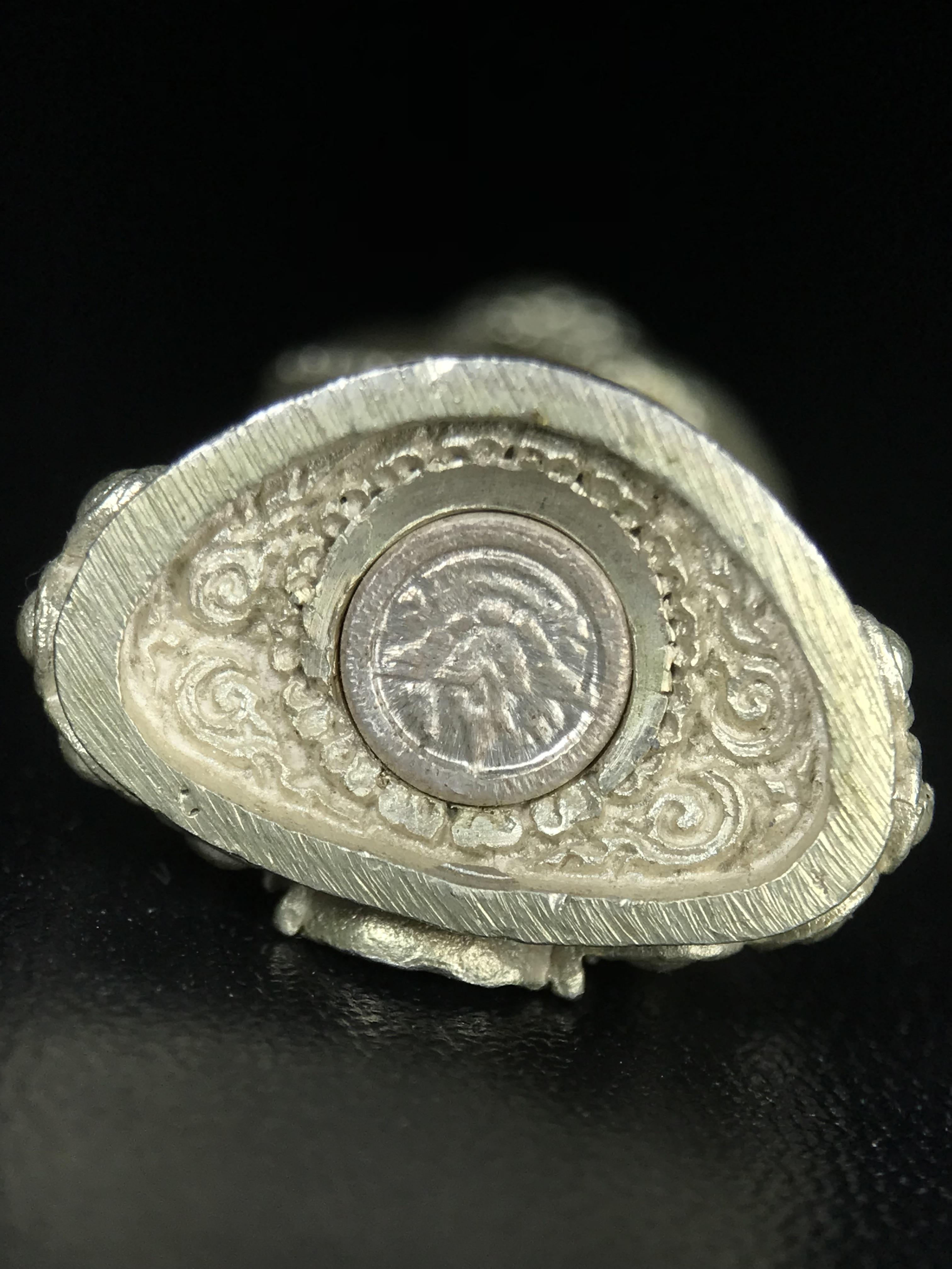 พระกริ่งศิรากาศ ภปร.(พระกริ่งคุ้มเกล้า)วัตถุมงคล"คุ้มเกล้าฯ" มูลนิธิ “คุ้มเกล้า” ในพระบรมราชูปถัมภ์ จัดสร้าง โรงพยาบาลภูมิพล เนื้อเงิน(พิมพ์หน้าไทย)(สภาพผิวขึ้นน้ำทองทั่วองค์สวยมากมาก!!)(ในหลวงรัชกาลที่9เสด็จเททอง)(พิธีใหญ่)(นิยม)