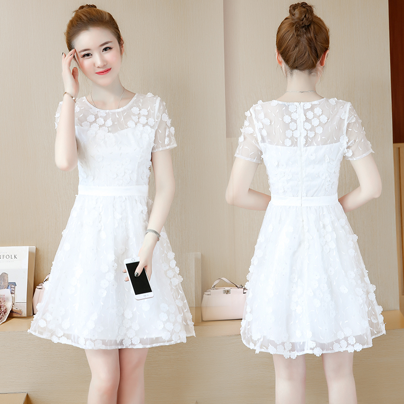 ชุดเดรสสั้นสีขาวผ้าแก้วปักลายใบไม้ ตกแต่งดอกไม้สีขาวสวยๆ