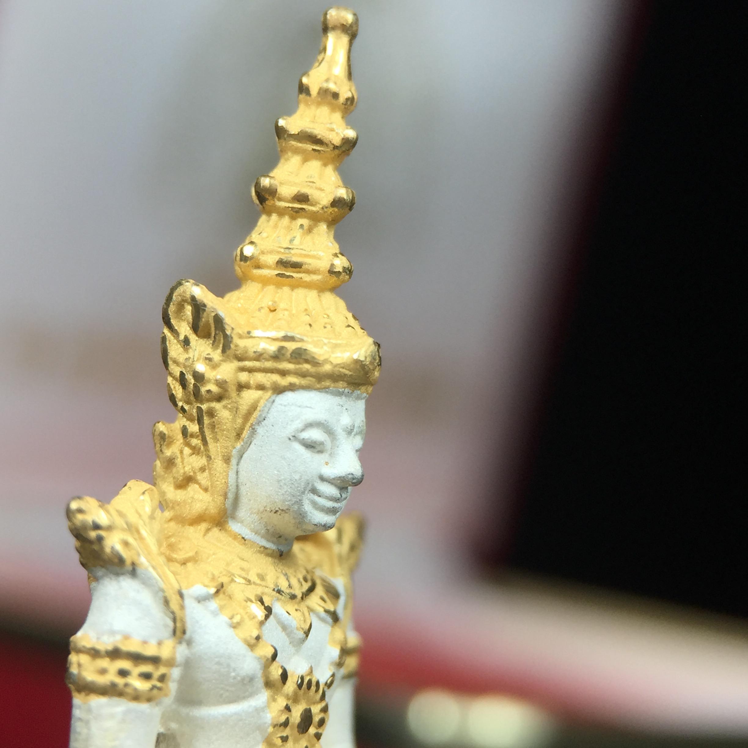 พระพุทธมหามณีรัตนปฏิมากร (พระแก้วมรกต) มหาจุฬาลงกรณราชวิทยาลัย(มจร.) วังน้อย พระนครศรีอยุธยา ปี 2543 พิธีมหาพุทธาภิเษก ณ วัดพระศรีรัตนศาสดาราม (วัดพระแก้ว) ในพระบรมมหาราชวัง เนื้อเงินสามกษัตริย์ (ตอกโค๊ตหมายเลข 181)