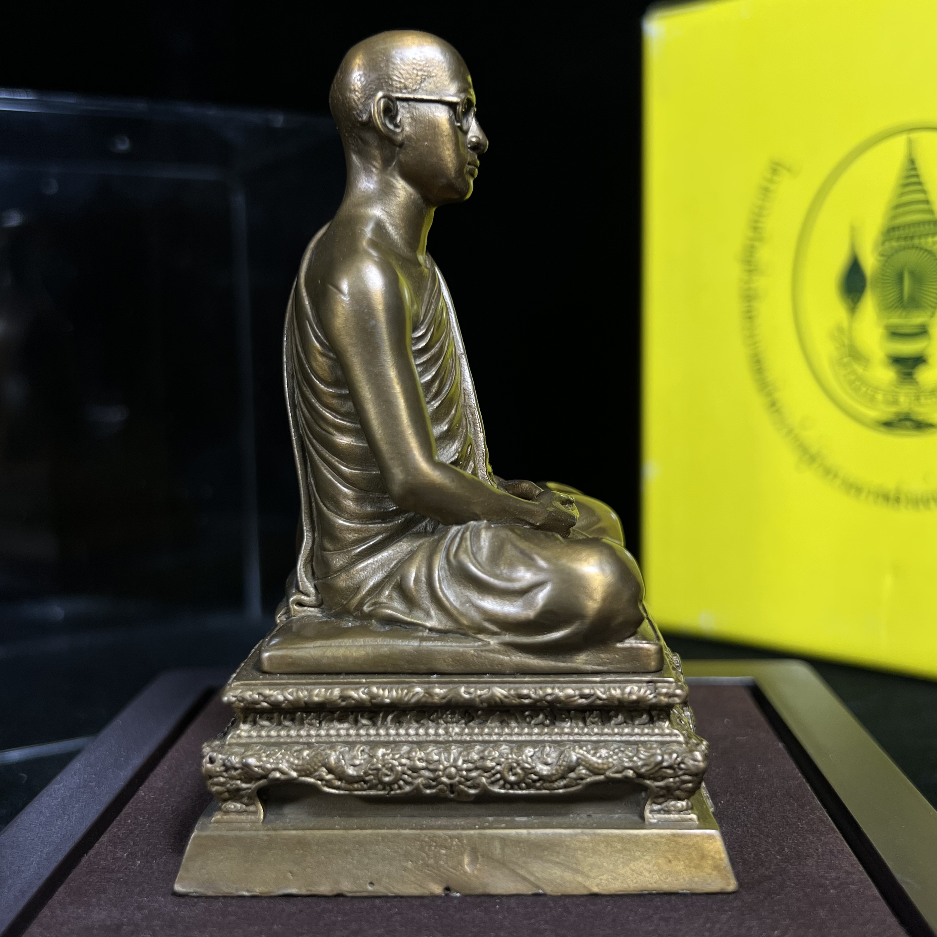 พระบรมรูปพระบาทสมเด็จพระเจ้าอยู่หัวรัชกาลที่9 ทรงผนวช(หน้าตัก2นิ้ว) เนื่องในโอกาสมหามงคลเฉลิมพระชนมพรรษา 7 รอบ 84 พรรษา 5 ธันวาคม 2554 (ใต้ฐานบรรจุผงจิตรลดามหามงคล และเส้นพระเจ้า ร.9)(คัดสภาพสวย แบบนิยม พร้อมครอบกล่องเดิมครมสมบูรณ์)