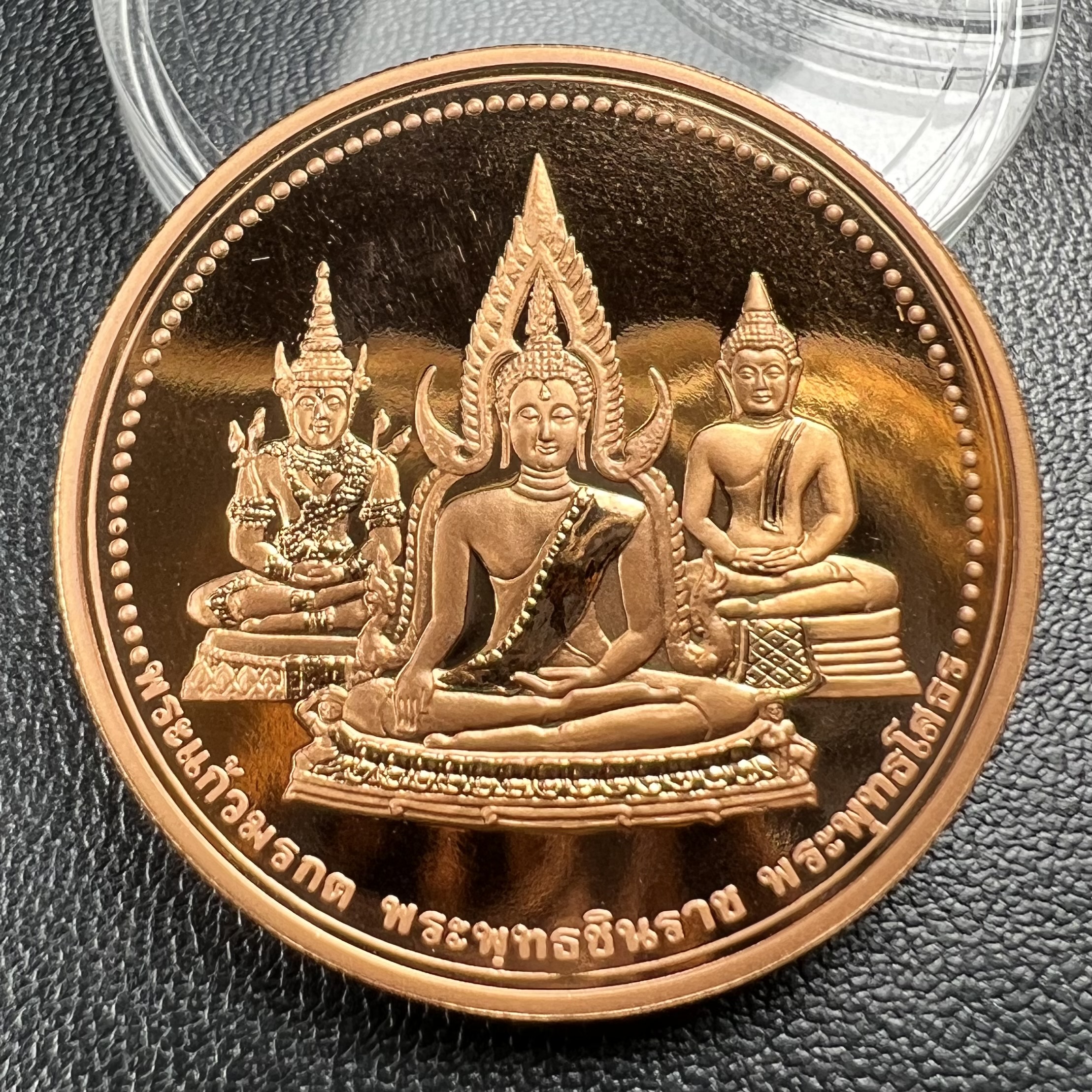 เหรียญพระแก้วมรกต พระพุทธชินราช พระพุทธโสธร รุ่นพุทธบารมี ปี 2540 เนื้อทองแดงขัดเงา พิธีพุทธาภิเษก 2 พิธี มหามงคล (พระพุทธคู่บ้านคู่เมือง รูปแบบเหรียญสวยงดงามมาก พิธีใหญ่ เป็นที่นิยม)