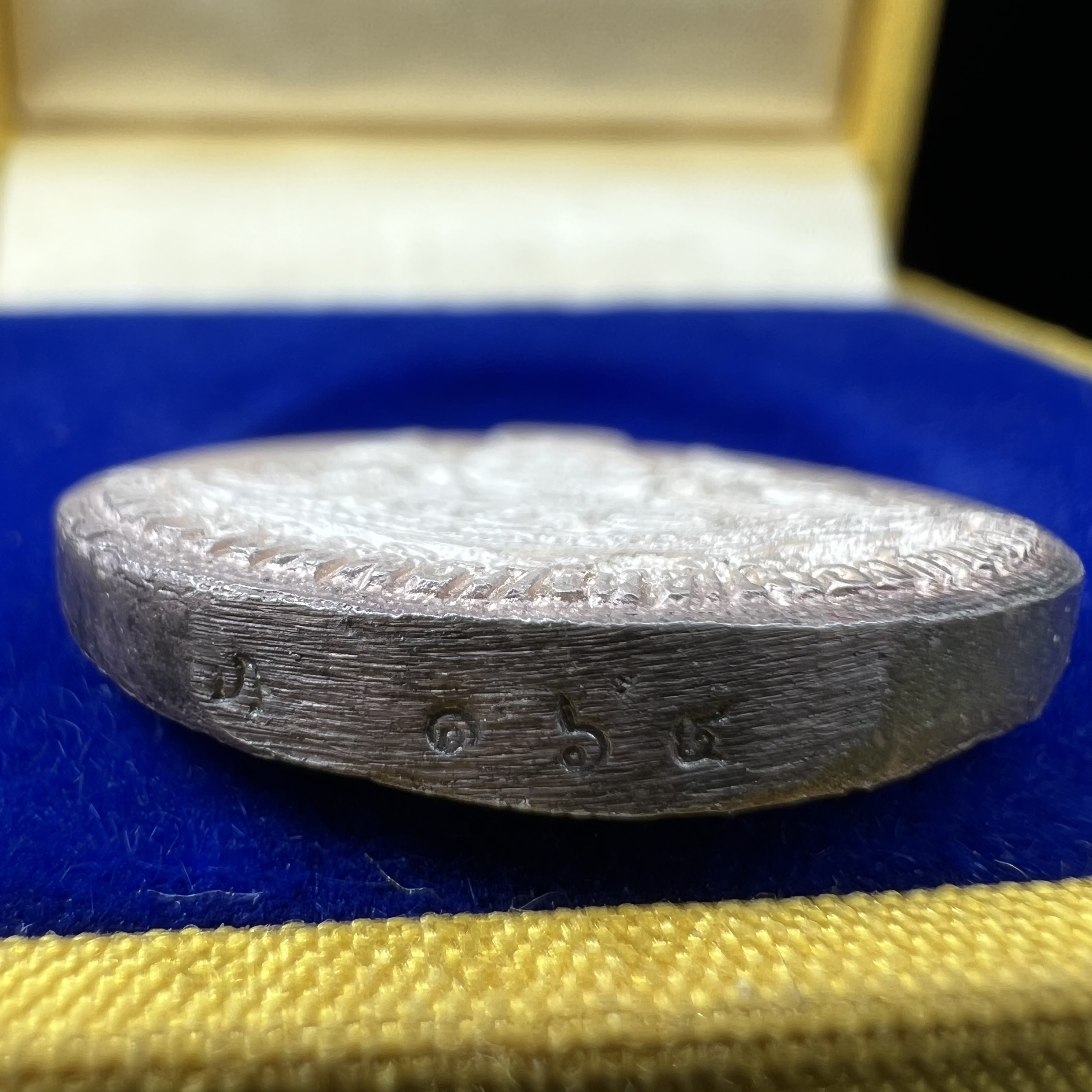 เหรียญรูปเหมือนพระญาณวิทยาคมเถร (หลวงพ่อคูณ ปริสุทโธ)ชุดกาญจนาภิเษกครองราชย์ครบ 50 ปี เนื้อเงิน วัดบวรนิเวศวิหาร ปี พ.ศ. 2538(จัดสร้างได้เหมือนหลวงพ่อคูณมาก มีรายละเอียดและความคมชัดสูง ลูกศิษย์ท่านไม่ควรพลาด วิจิตรศิลป์และพุทธศิลป์งดงาม)พิธีใหญ่