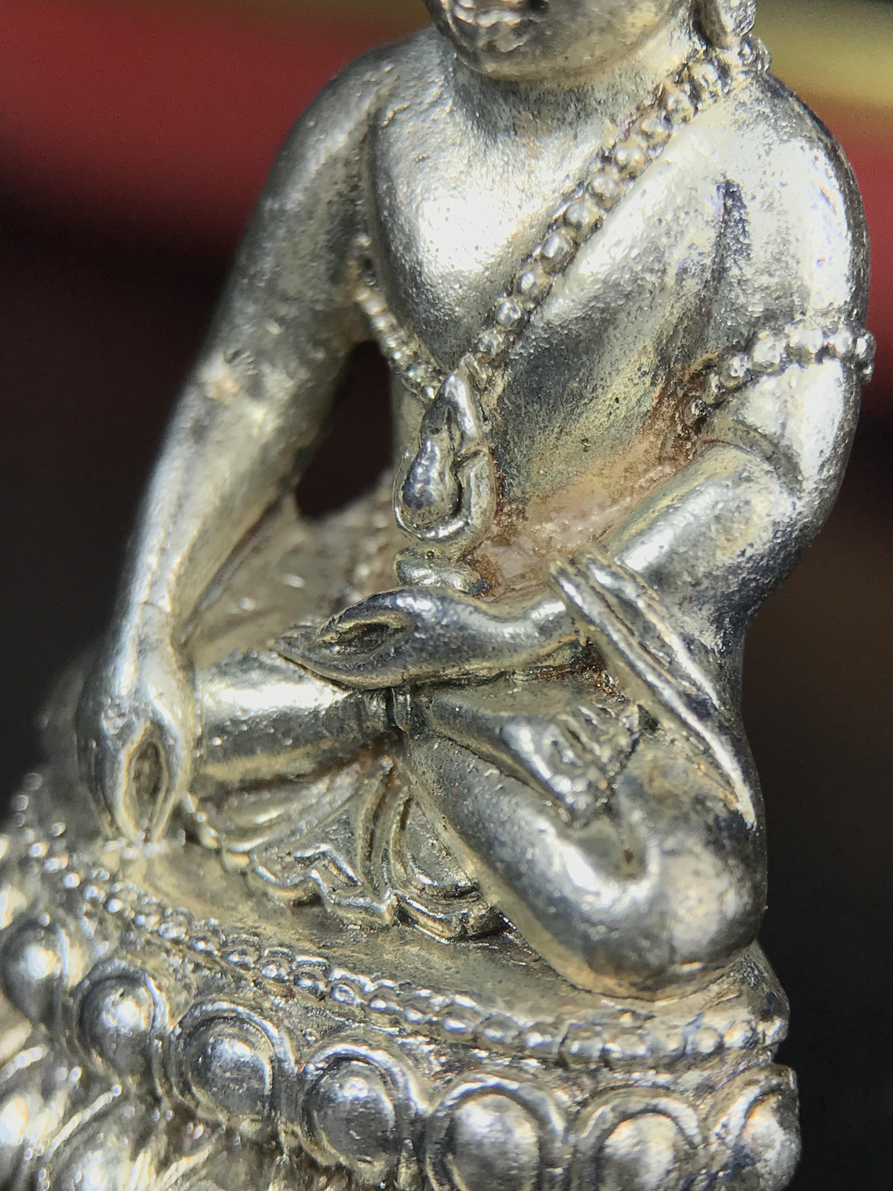 พระกริ่งฉลองพระชนมายุครบ 7 รอบ 84 พรรษา สมเด็จพระสังฆราช(วาสน์) วัดราชบพิธ พ.ศ.2525 เนื้อเงิน ผิวเดิมขึ้นน้ำทองสภาพสวยมาก ในกล่องชุดพิเศษกรรมการ พร้อมพระชัยวัฒน์ เนื้อนวโลหะ ครบชุดสมบูรณ์(งานแกะแม่พิมพ์โดย นายช่างเกษม มงคลเจริญ)(หายาก)