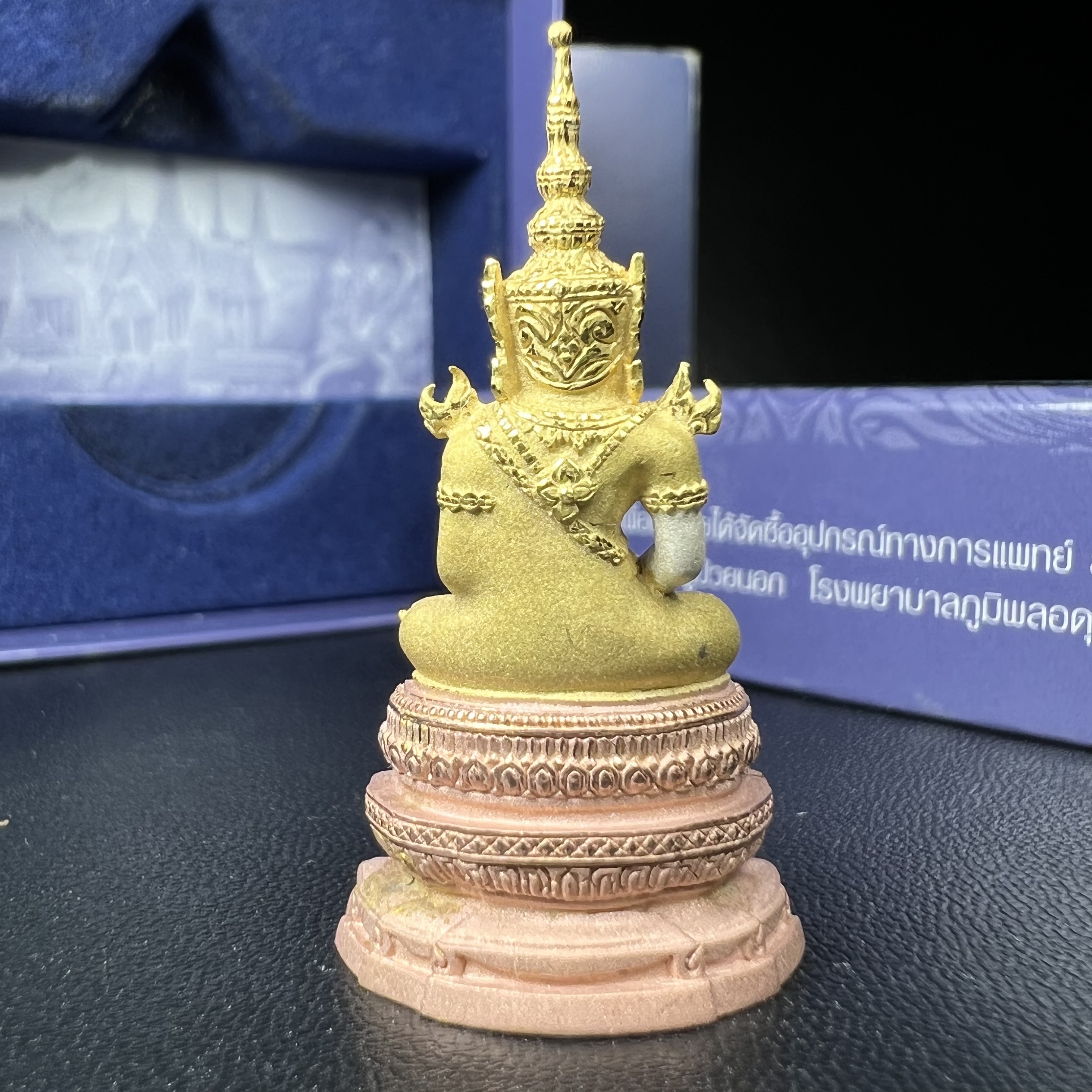 พระแก้วมรกต ภปร. ปี2547 จัดสร้างโดย รพ.ภูมิพลฯ เนื้อเงิน (3 กษัตริย์)ลอยองค์ หน้าตัก 1/2 นิ้ว งดงามทรงคุณค่าอีกหนึ่งรุ่นยอดนิยม หายาก