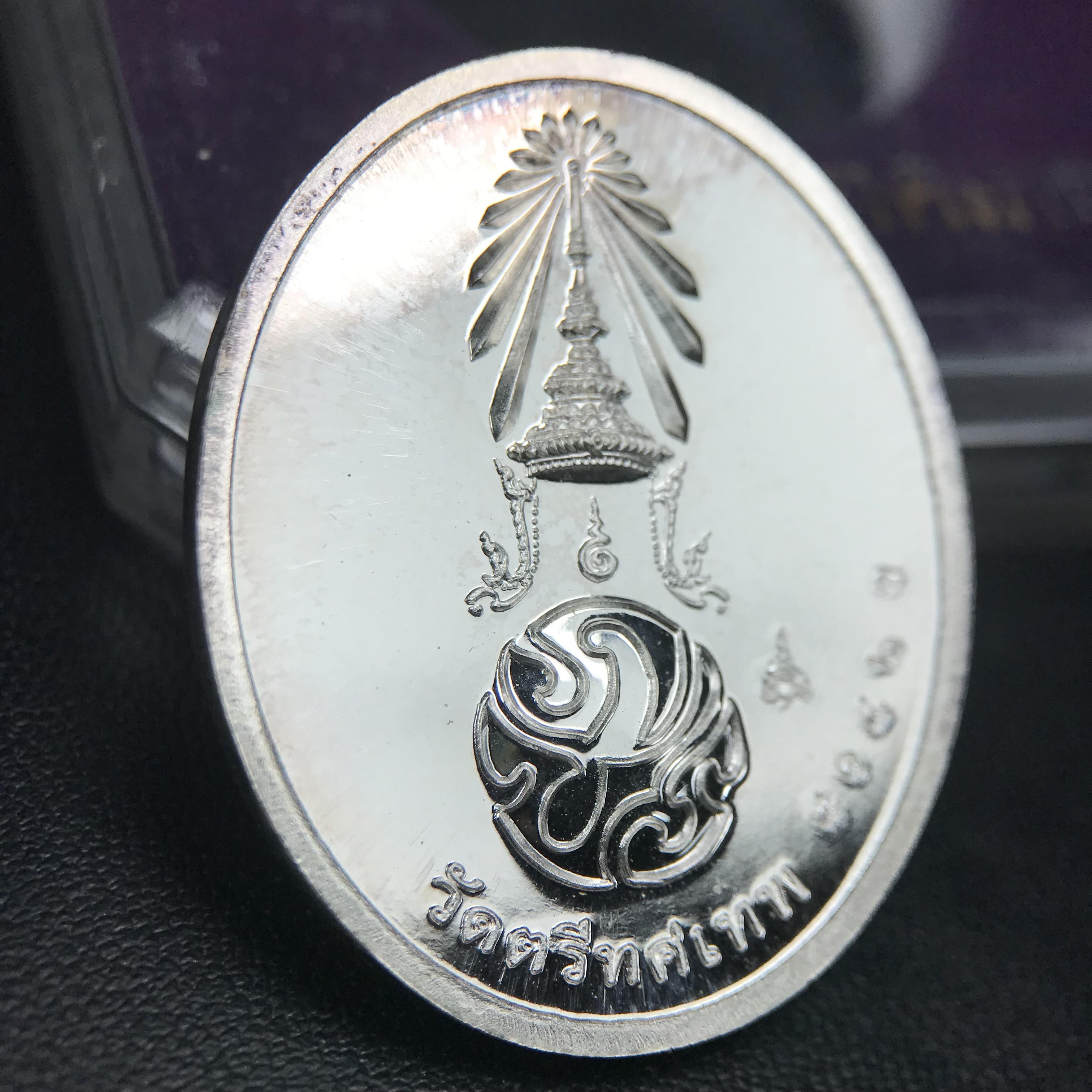 พระพุทธนวราชบพิตร ภปร. ที่ระลึก 7รอบ 84พรรษา ในหลวงรัชกาลที่ 9 วัดตรีทศเทพ จัดสร้าง พ.ศ. 2554 เหรียญเนื้อเงินสภาพสวยกล่องเดิมครบ ตอกโค๊ตและหมายเลข ๔๐๔๒ (1 ใน 9000 เหรียญ)***นิมิตหมายแห่งคุณพระรัตนตรัย และความผูกพันระหว่างพระมหากษัตริย์กับพสกนิกร***