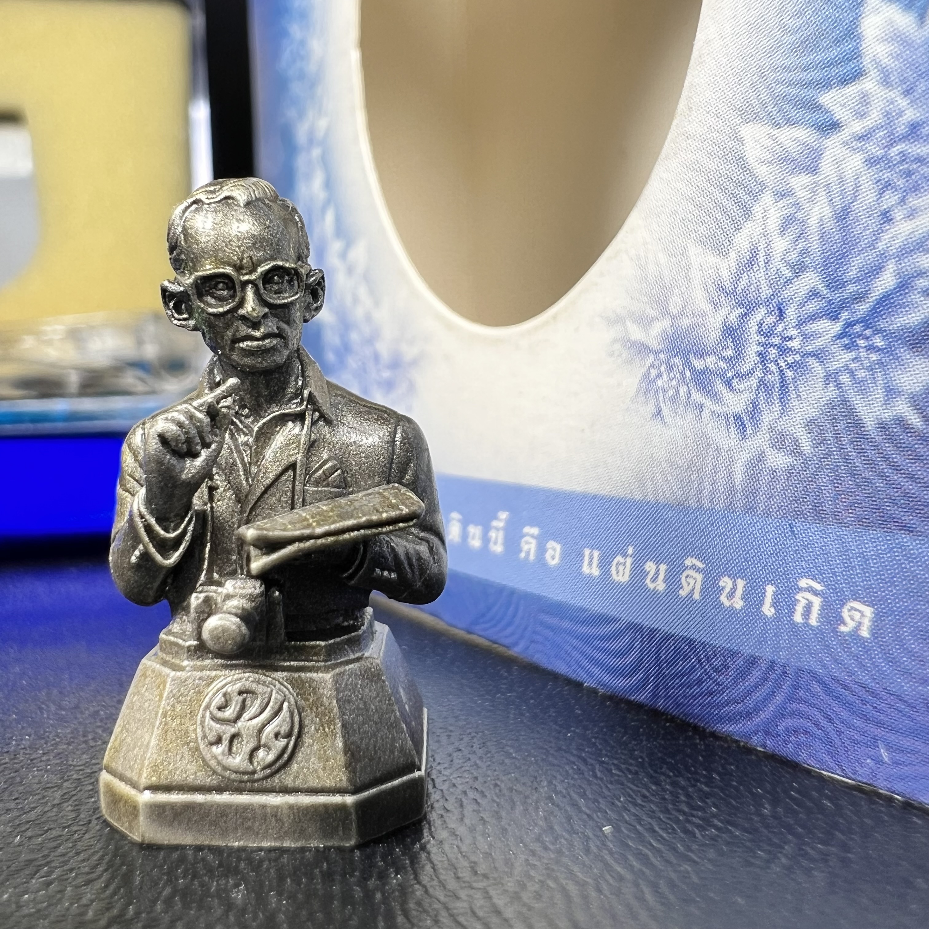 พระบรมรูปพระบาทสมเด็จพระเจ้าอยู่หัวรัชกาลที่ 9(ทรงงาน) ภปร. รุ่นเพราะแผ่นดินนี้คือแผ่นดินเกิด ปี 2551 ขนาดสูง 1 นิ้ว เนื้อบรอนซ์ชุบเงินรมดำ(ด้านหน้า ฐานพระบรมรูปฯ ประดิษฐานอักษรพระปรมาภิไธย ภ.ป.ร.)นิยมหายาก***รุ่นตรา ภปร. พบเจอน้อยมาก****