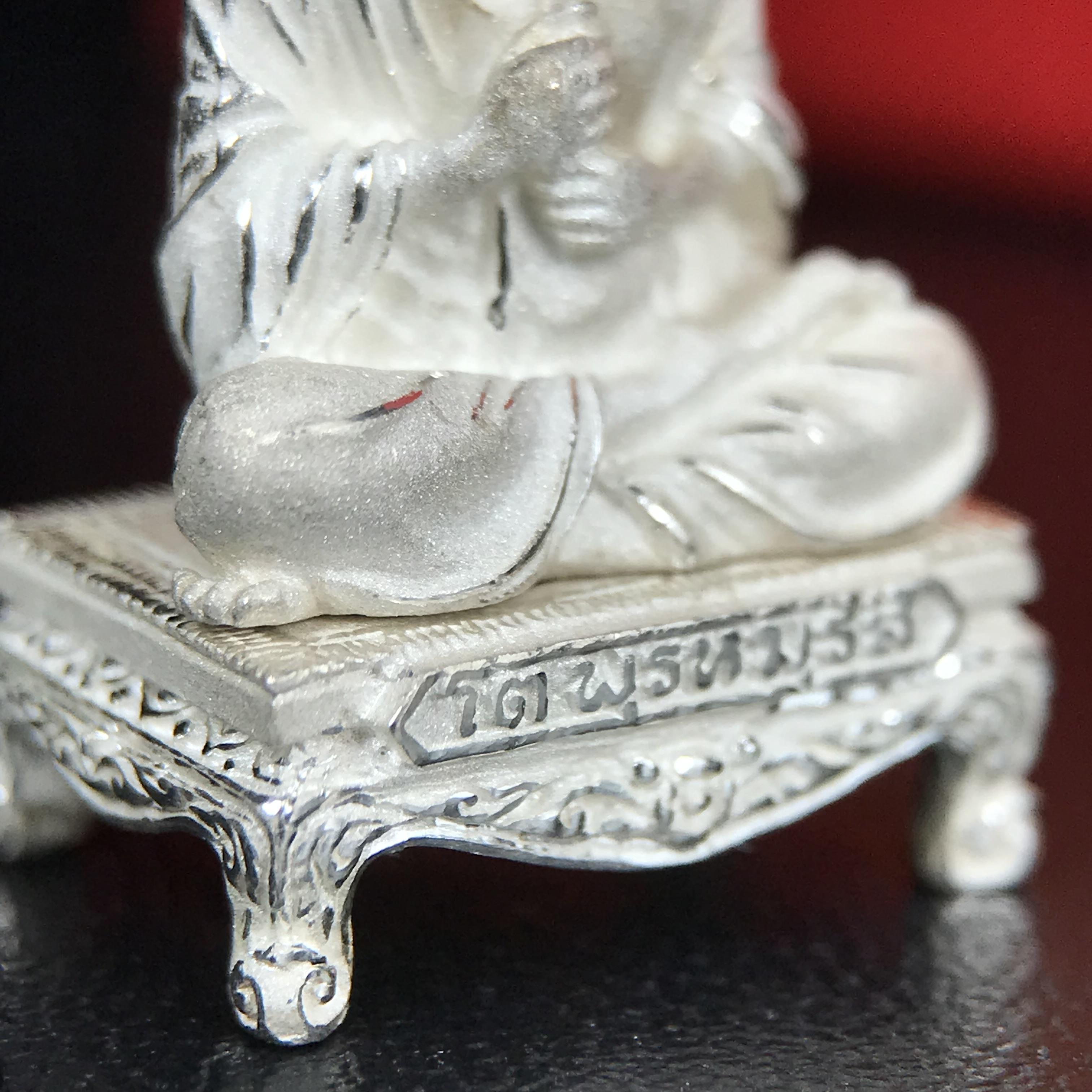 สมเด็จพุฒาจารย์ (โต พรหมรังสี) อนุสรณ์ 128 ปี สมเด็จพระญาณสังวร สมเด็จพระสังฆราช ทรงเมตตาอธิฐานจิต ปี 2543 มหาพุทธาภิเษก 3วาระ รูปเหมือนลอยองค์พิมพ์ใหญ่เนื้อเงิน ขนาด 1.5 x 2.5 ซม. ทรงคุณค่าทั้งด้านความงานด้านพุทธศิลป์ และพุทธคุณ(องค์หมายเลข ๑๐๘(เลขสวย)