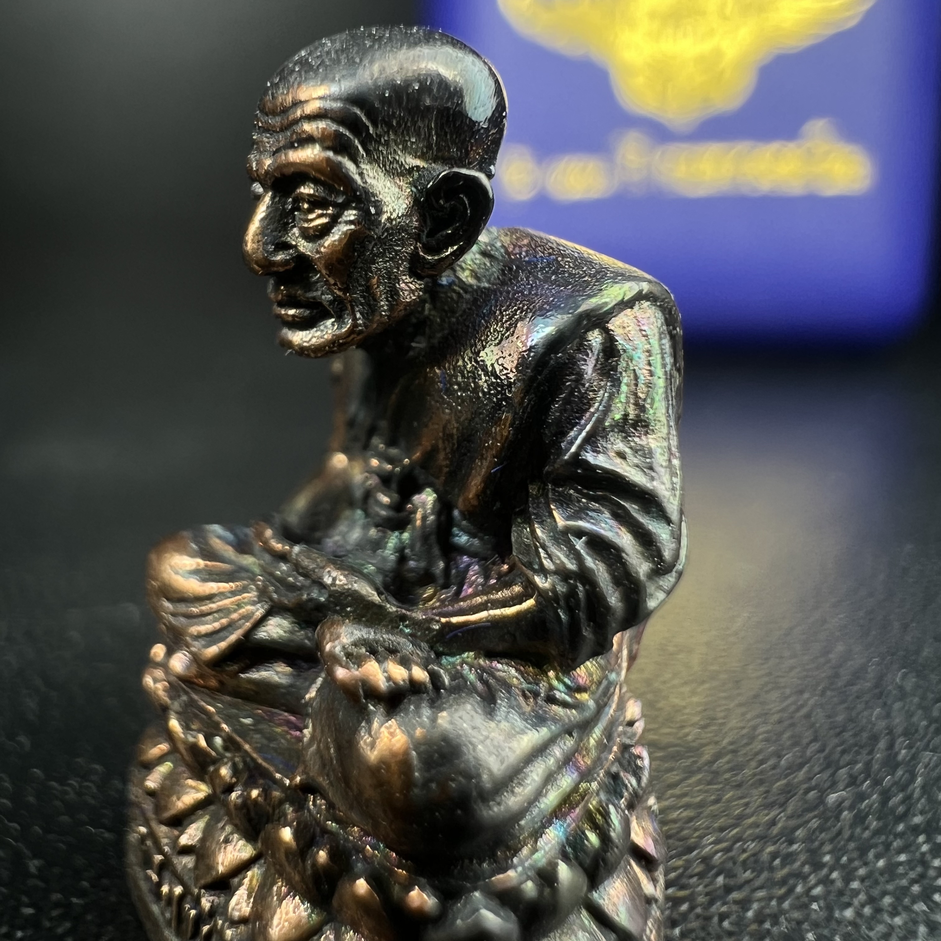 รูปเหมือนหล่อลอยองค์หลวงปู่ทวด รุ่น 111ปี กระทรวงกลาโหม เนื้อนวโลหะรมดำ-ปัดเงา ปี2540 พิธีใหญ่ เข้มขลัง นิยม พร้อมกล่องบรรจุเดิม(คัดสภาพสวยผิวเทพๆผิวรุ้งๆ)ทั้งพิธีทั้งพุทธศิลป์ทรงคุณค่าอีกหนึ่งรุ่นยอดนิยม