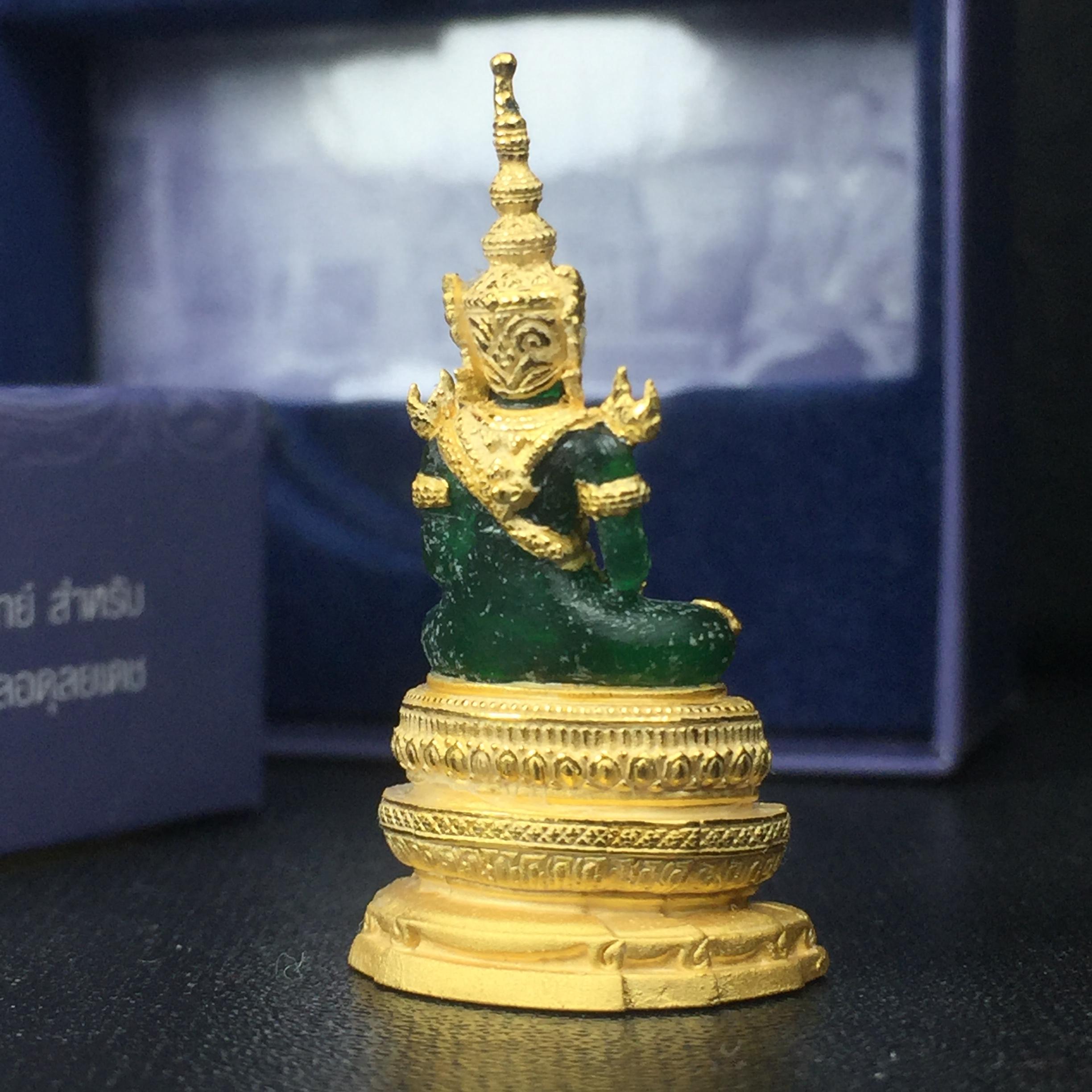 พระแก้วมรกต ภปร. ปี2547 จัดสร้างโดย รพ.ภูมิพลฯ ลอยองค์ หน้าตัก 1/2 นิ้ว เนื้อเรซิ่นหุ้มทองคำ99.99%