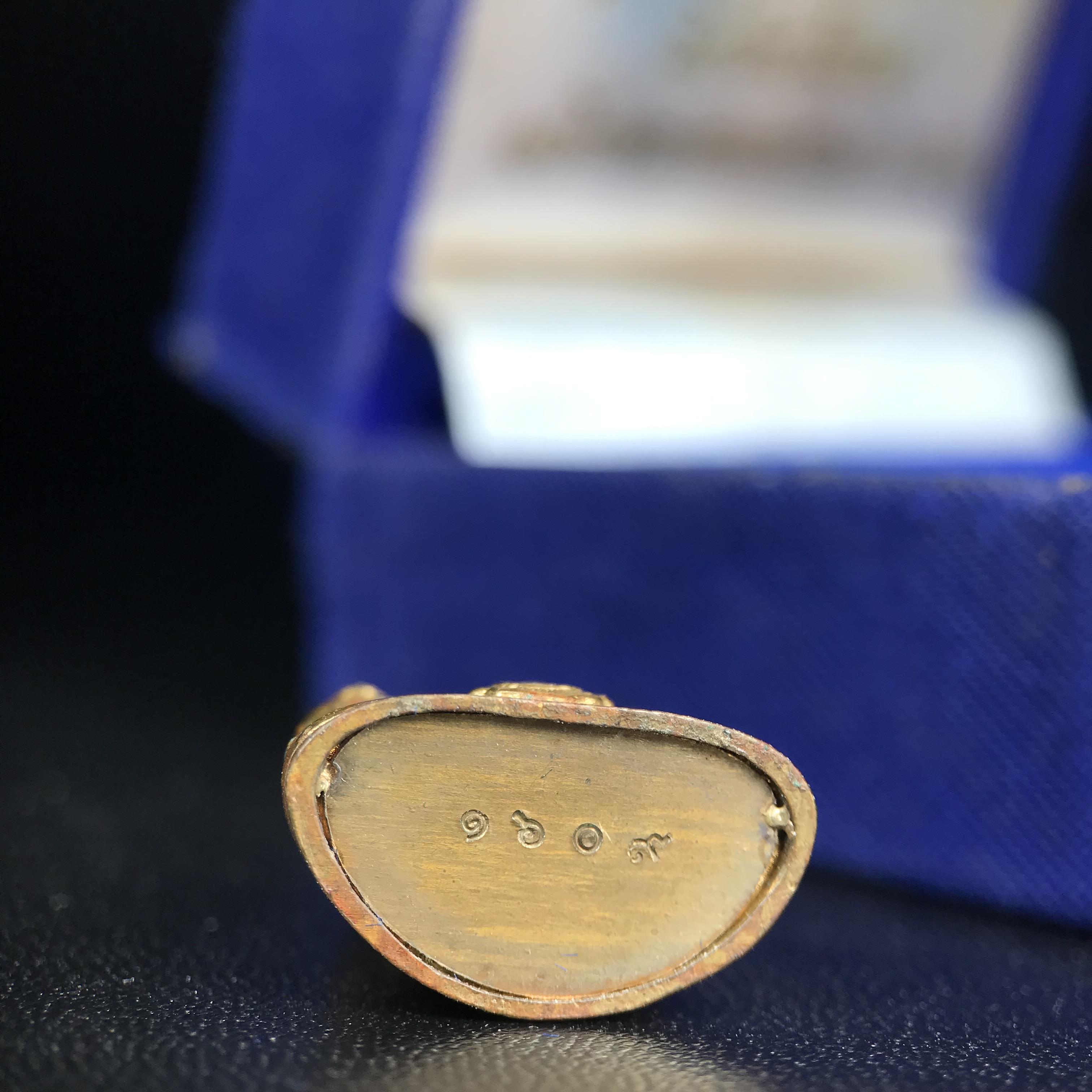 พระกริ่งไพรีพินาศ บรรจุเหล็กไหล ครั้งแรกและครั้งเดียวในประวัติศาสตร์ เฉลิมพระเกียรติ พระบาทสมเด็จพระเจ้าอยู่หัวรัชกาลที่9 พระชนมพรรษา 6 รอบ ปี2542 เนื้อสัมฤทธิ์(บรรจุเหล็กไหล)ดีนอก-ดีใน พิธีใหญ่ มวลสารเด่น (หายาก)***กล่องบรรจุเก่าชำรุดตามรูป***