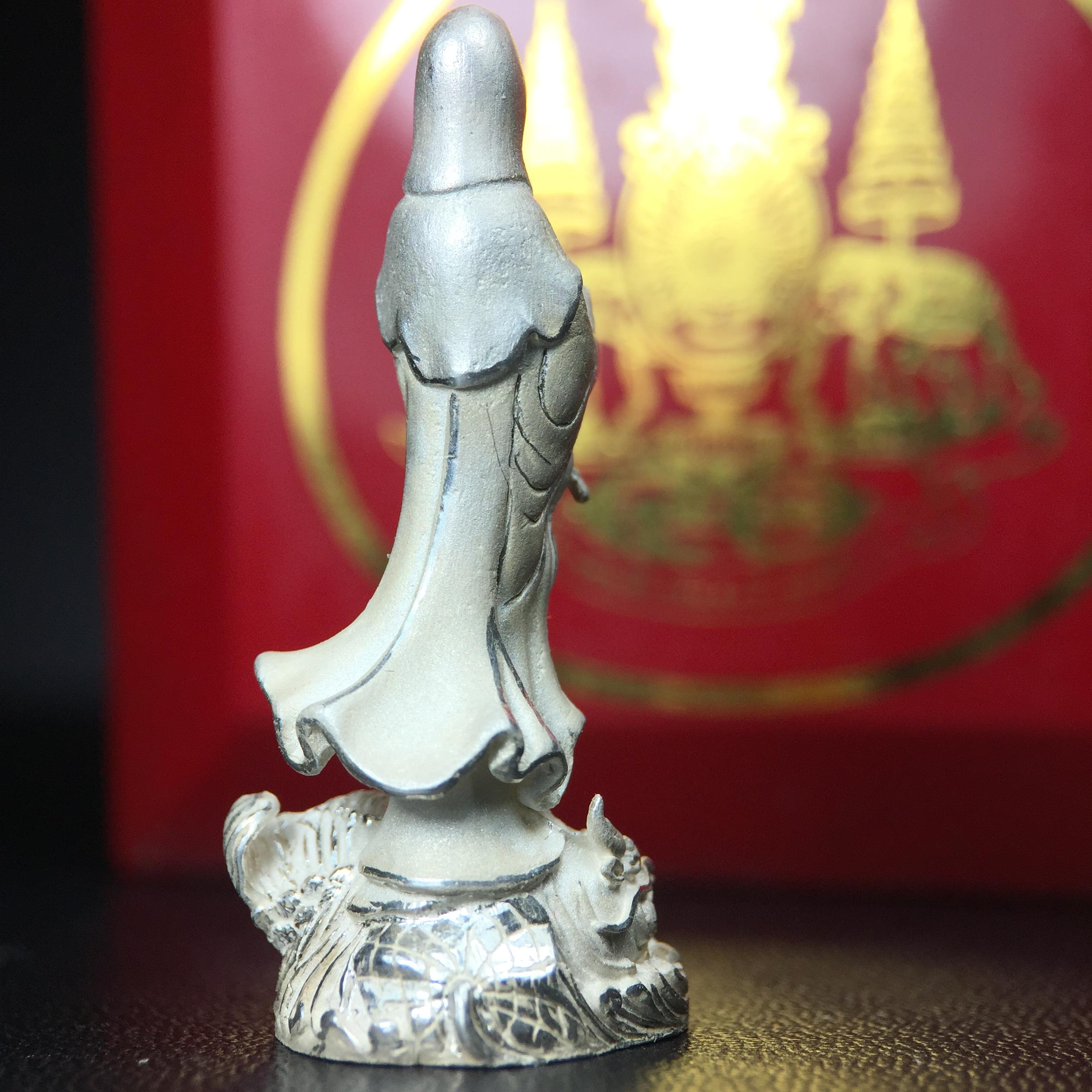 รูปหล่อลอยองค์ พระมหาโพธิสัตว์กวนอิม ทรงประทับมังกร เนื้อเงินพ่นทรายขัดเงาบางส่วน โครงการสร้าง พระศรีอริยะเมตตรัยมหาโพธิสัตว์ น้อมถวายพระบาทสมเด็จพระเจ้าอยู่หัว ทรงครองศิริราชสมบัติครบ 50 ปี มหาพุทธาภิเษก วันที่ 6 เมษายน 2540 วัดโพธิ์แมนคุณาราม กรุงเทพฯ