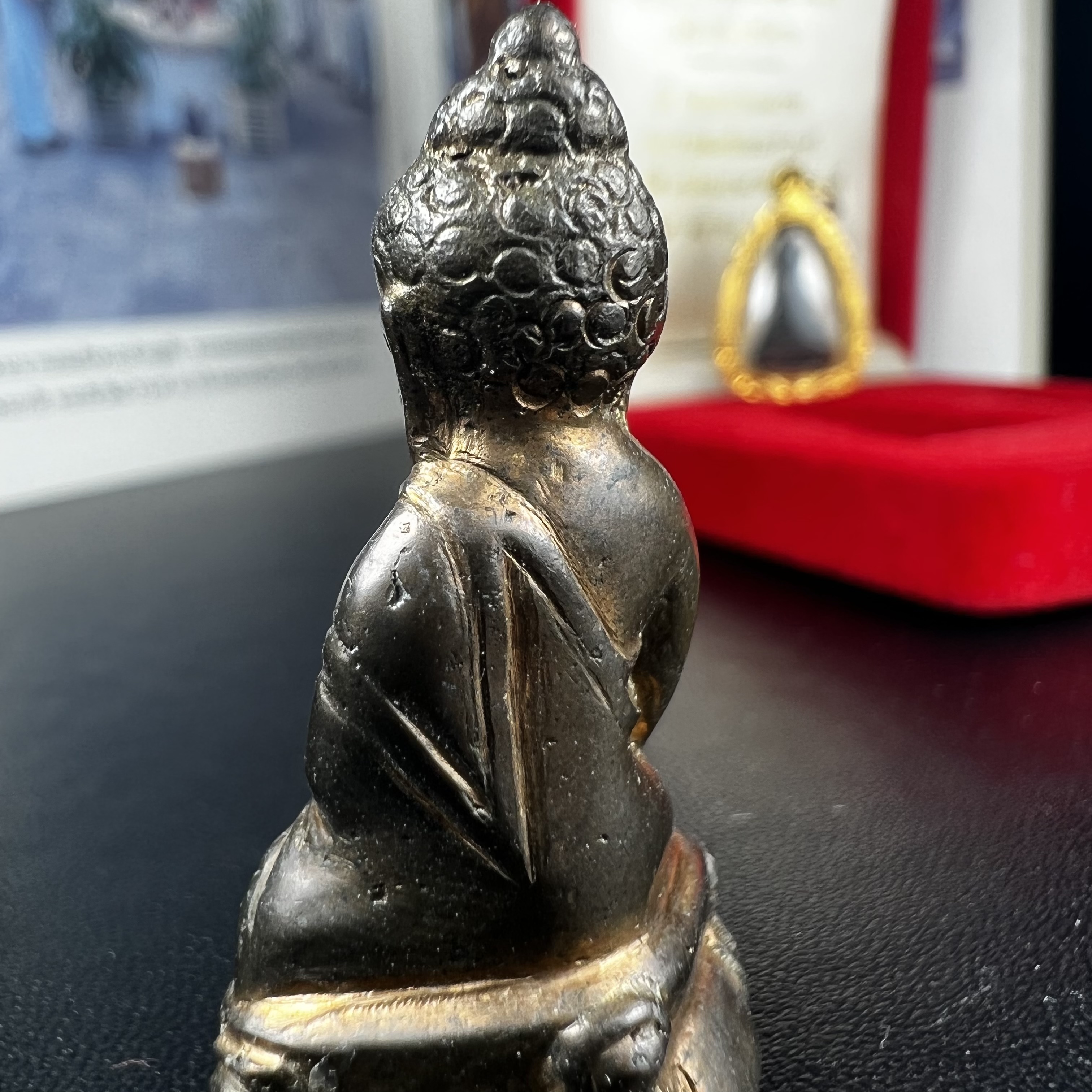 พระกริ่ง-พระชัยวัฒน์ ปวเรศ ปี2530 วัดบวรนิเวศราชวรวิหาร(องค์พระชัยวัฒน์เลี่ยมกรอบทองคำแท้)(ในหลวง ร.9 เสด็จเททอง)(บรรจุเส้นเกศาในหลวงรัชกาลที่9)พร้อมสูจิบัตรเดิมตอนจัดสร้าง(สภาพสวยครบสมบูรณ์) (องค์หน้าใหญ่)(องค์ทองทบ)แบบพิมพ์นิยมหายาก