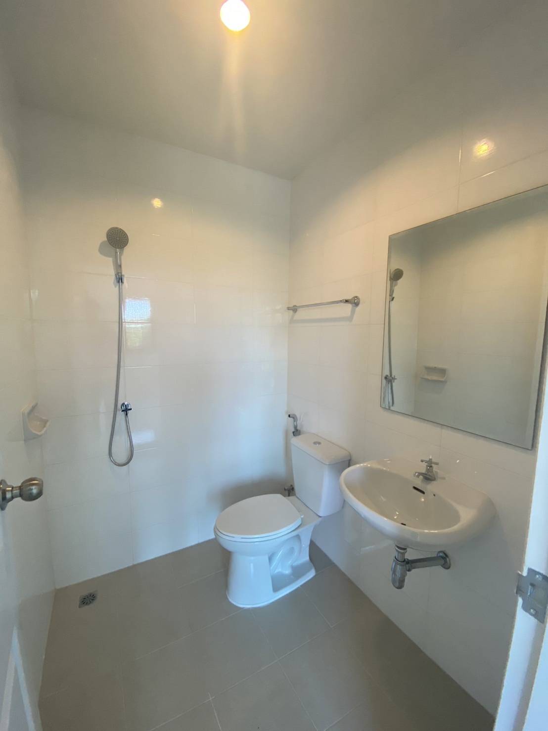 For Sales : Chaofah, 3-Storey Commercial Building, 3 Bedrooms 4 Bathrooms