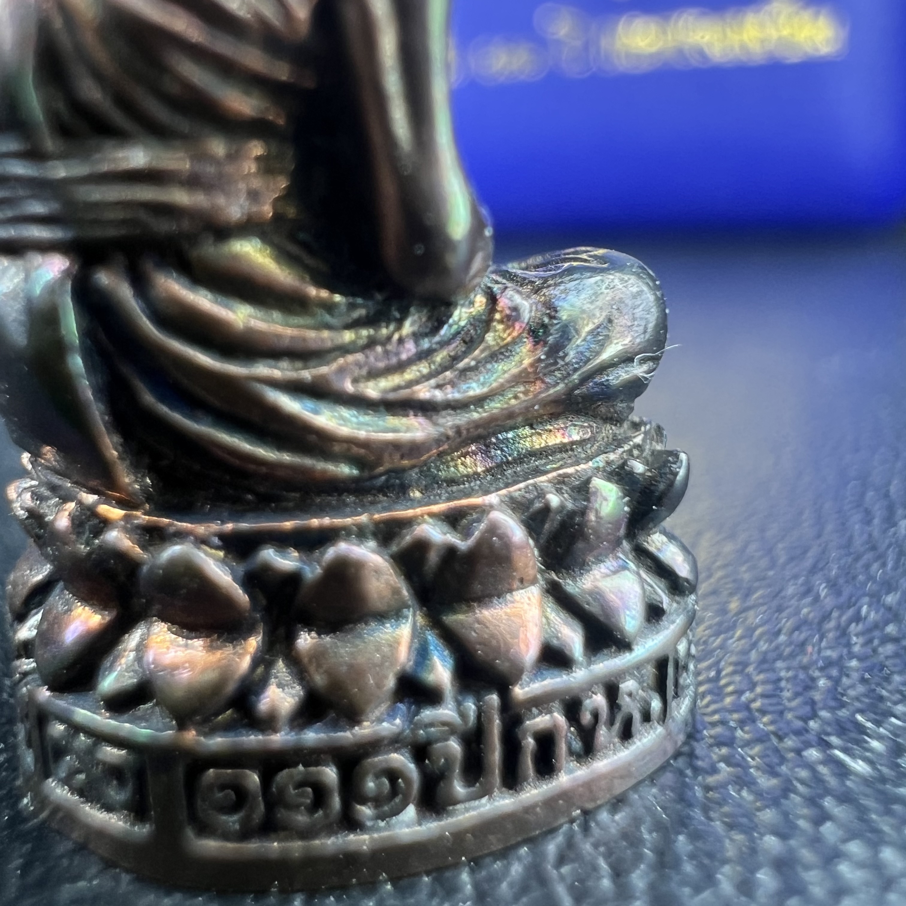 รูปเหมือนหล่อลอยองค์หลวงปู่ทวด รุ่น 111ปี กระทรวงกลาโหม เนื้อนวโลหะรมดำ-ปัดเงา ปี2540 พิธีใหญ่ เข้มขลัง นิยม พร้อมกล่องบรรจุเดิม(คัดสภาพสวยผิวเทพๆผิวรุ้งๆ)ทั้งพิธีทั้งพุทธศิลป์ทรงคุณค่าอีกหนึ่งรุ่นยอดนิยม