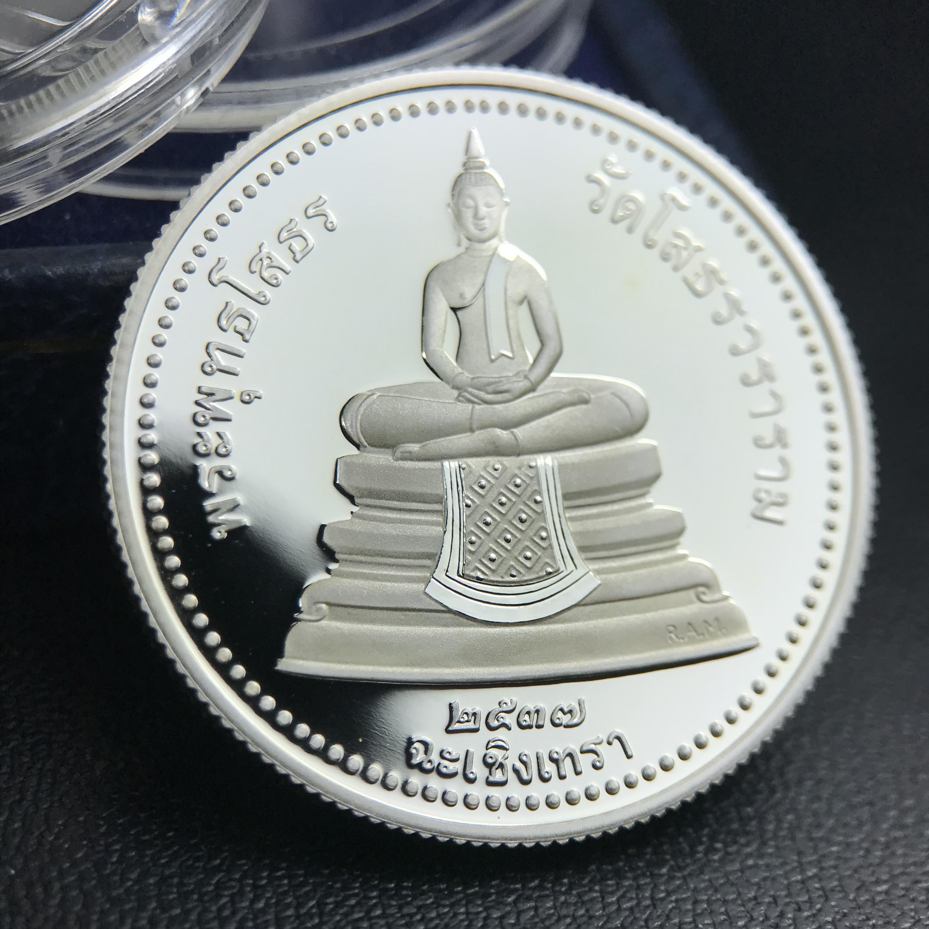 เหรียญพระพุทธโสธร 2 หน้า วัดโสธรวรารามวรวิหาร จ.ฉะเชิงเทรา ปี 2537เนื้อเงินขัดเงาสองหน้า ขนาด 2.8 ซ.ม. บล็อกนอก ผลิตที่โรงกษาปณ์ Royal Australian Mint ประเทศออสเตรเลีย พร้อมกล่องบรรจุเดิม สภาพสวย