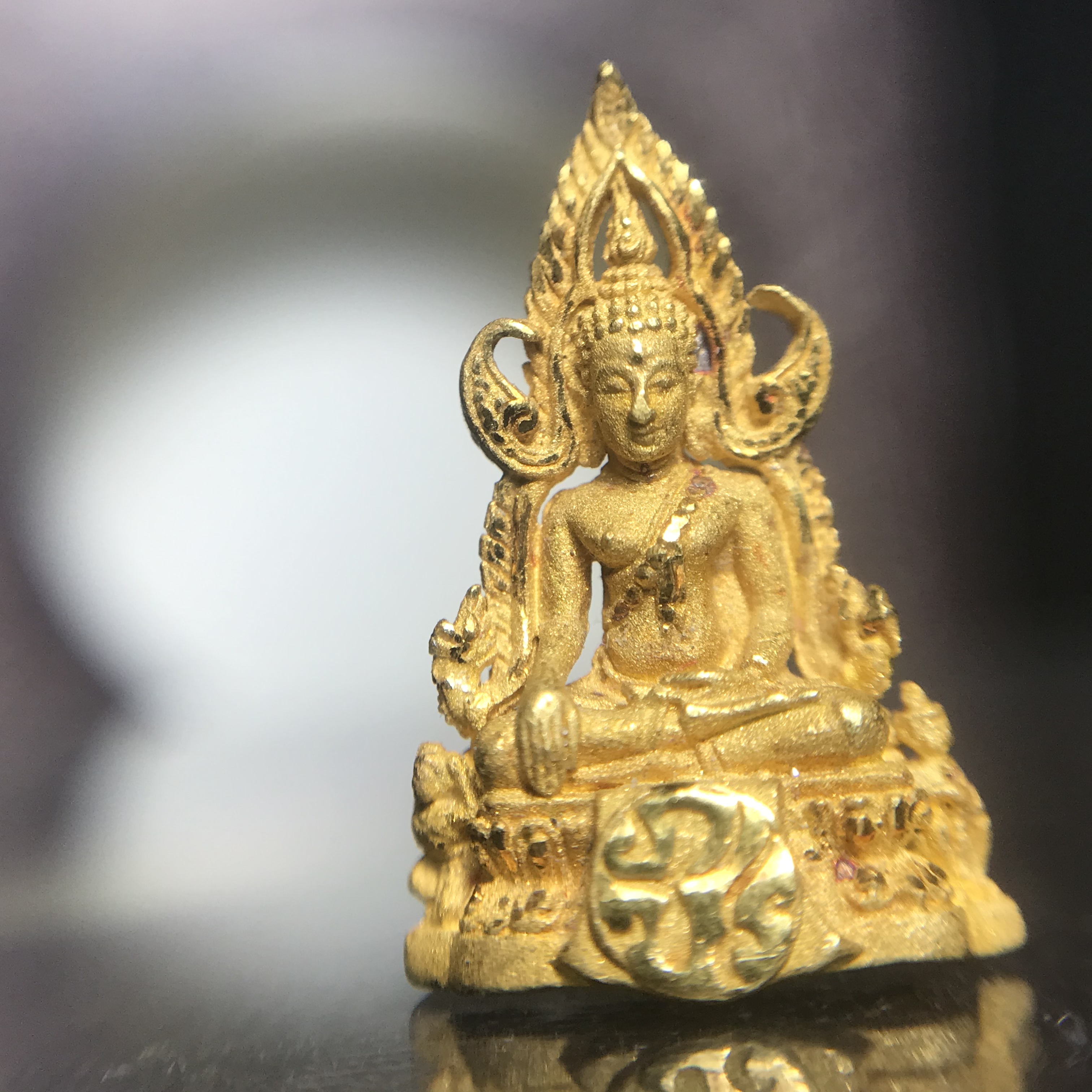 พระพุทธชินราช ภปร. โครงการ "เพราะแผ่นดินนี้ คือ แผ่นดินเกิด" ปี2548(รุ่นแรก) ลอยองค์ หน้าตัก 1/4 นิ้ว เนื้อทองคำบริสุทธิ์ 96.5% (น้ำหนัก 2.5 กรัม)