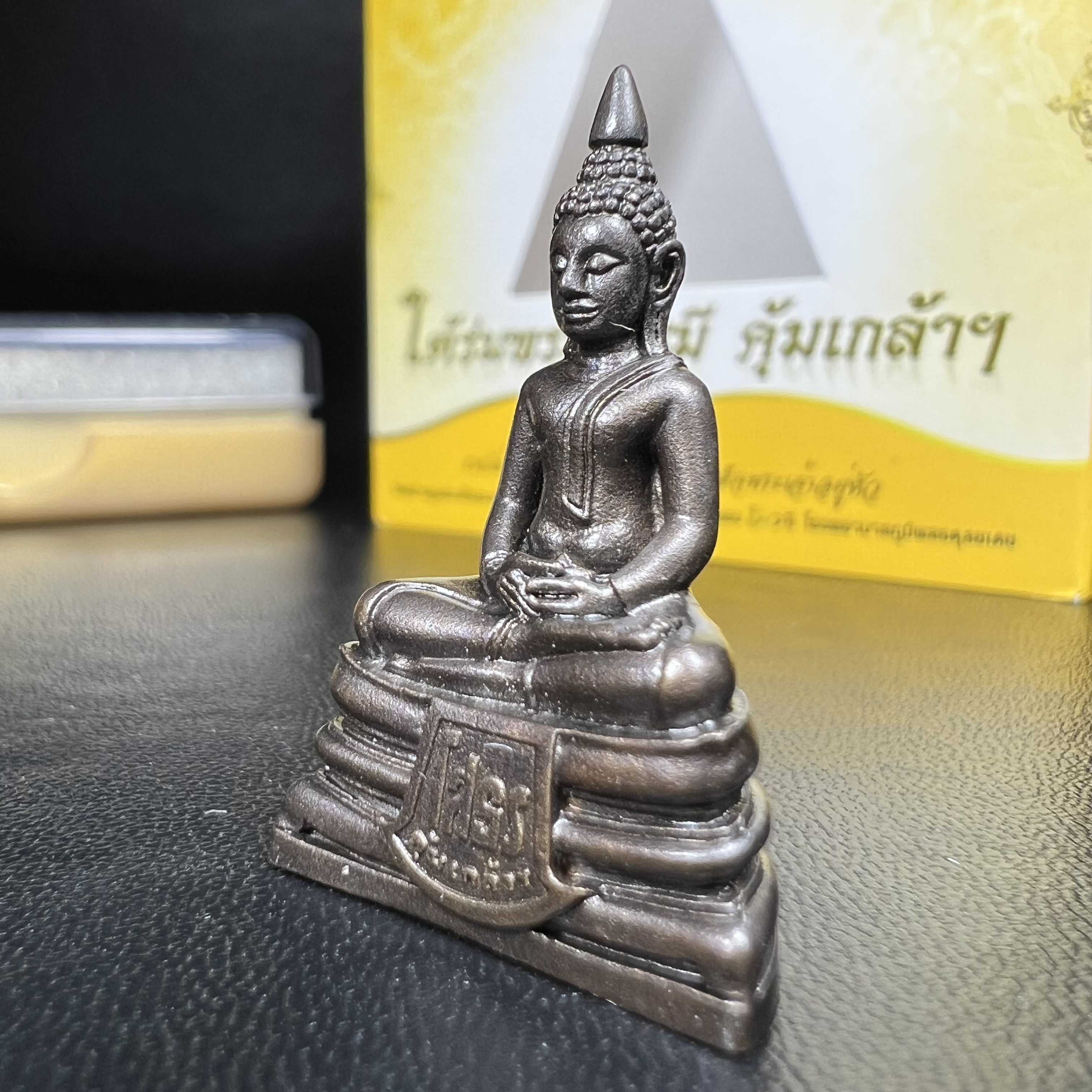 พระพุทธโสธร คุ้มเกล้าฯ ภปร.(ใต้ร่มพระบารมี คุ้มเกล้า) 60ปี โรงพยาบาลภูมิพลฯ พ.ศ.2552 เนื้อนวโลหะ รมดำ(พิมพ์ใหญ่ขนาด 30*20 มม.)สภาพสวยเดิมพร้อมกล่องบรรจุเดิม ตอกโค๊ดหมายเลขกำกับ