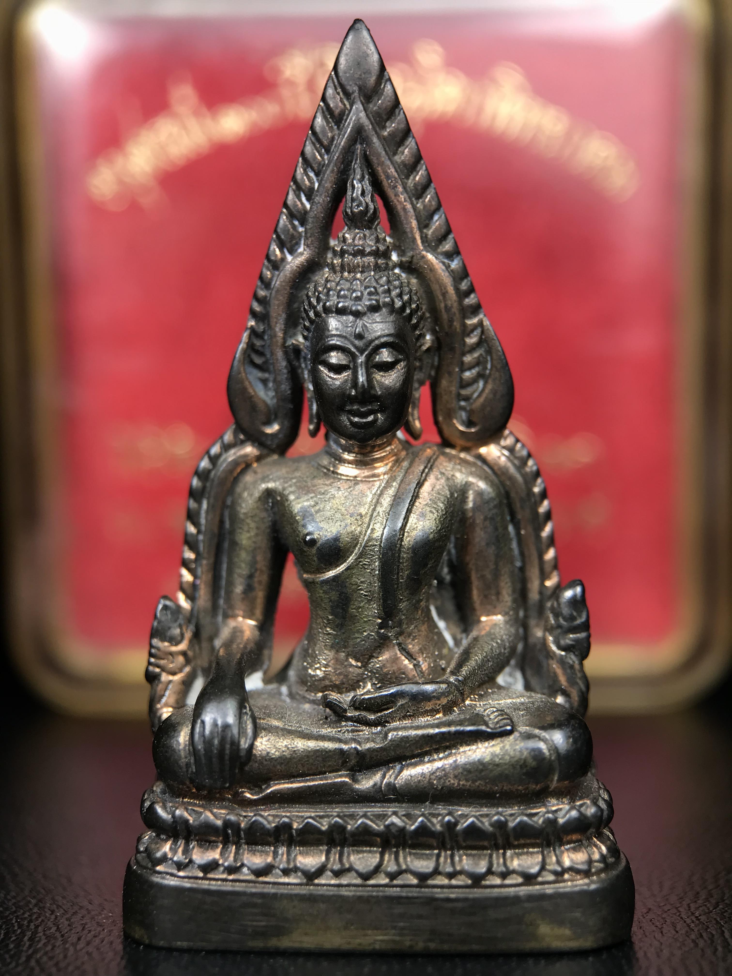 พระพุทธชินราชอินโดจีนมหาจักรพรรดิ อนุสรณ์ 100 ปี พิษณุโลกพิทยาคม (โรงเรียนชาย) พิธีจักรพรรดิมหาพุทธาภิเษก ปี 2542 เนื้อนวโลหะ(เต็มสูตรแก่ทองคำ) พิธีใหญ่มวลสารดีเกจิอาจารย์ยอดนิยมร่วมปลุกเสก*** ตอกโค้ดและหมายเลข*** 1 ใน 999 องค์ ยอดนิยมหายาก