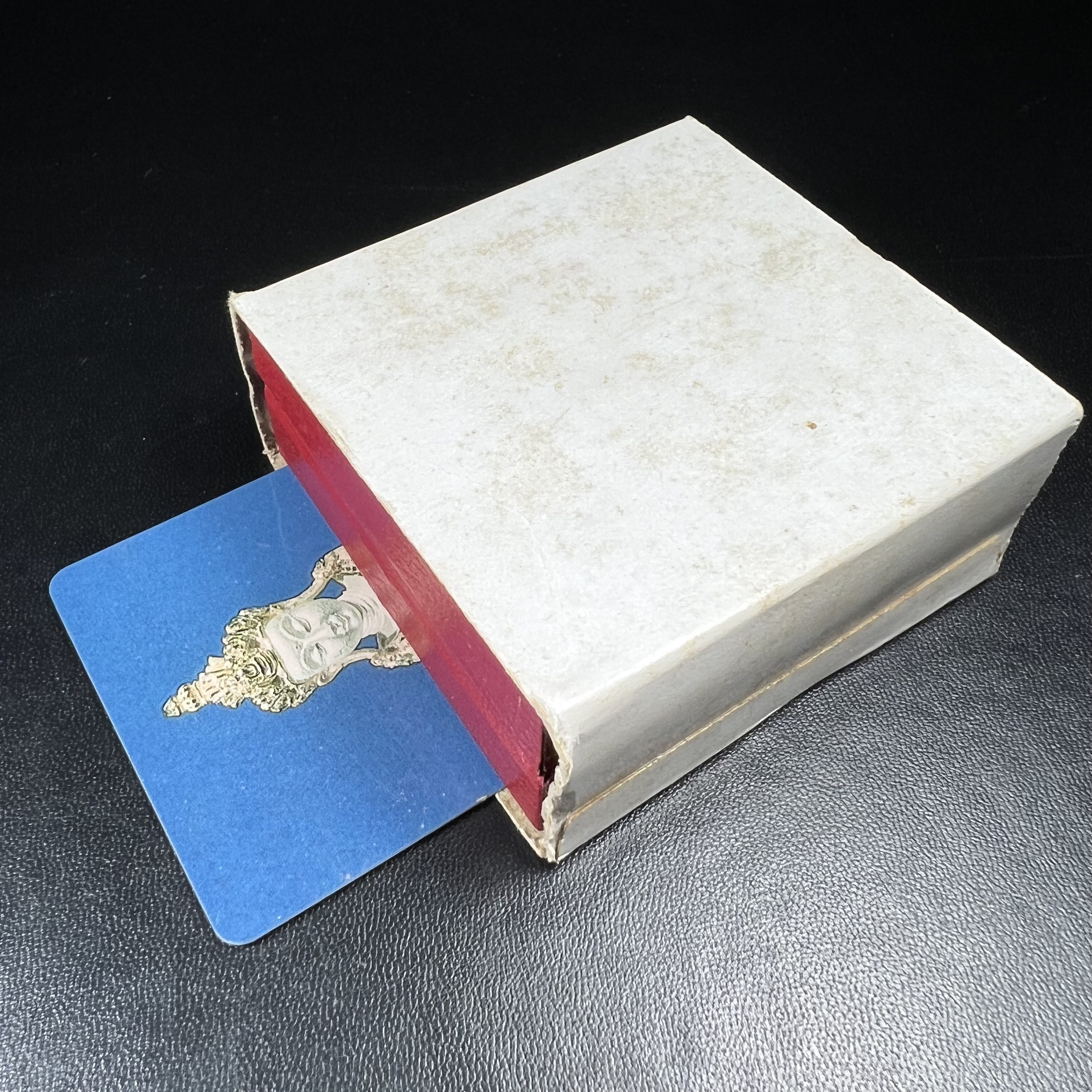 พระกริ่งอวโลกิเตศวร ( เจ้าแม่กวนอิม ) วัดโพธิ์แมนคุณาราม รุ่นอุดมโภคทรัพย์ พ.ศ.2539 เนื้อเงิน 3 กษัตริย์ พ่นทราย(ผิวเดิม ขึ้นสีรุ้งธรรมชาติ แบบนิยม เสน่ห์ของพระเนื้อเงิน) (พร้อมกล่องบรรจุการ์ดใบรับรองเดิมครบ) (อีกหนึ่งรุ่นยอดนิยม พุทธศิลป์สวยงดงาม)