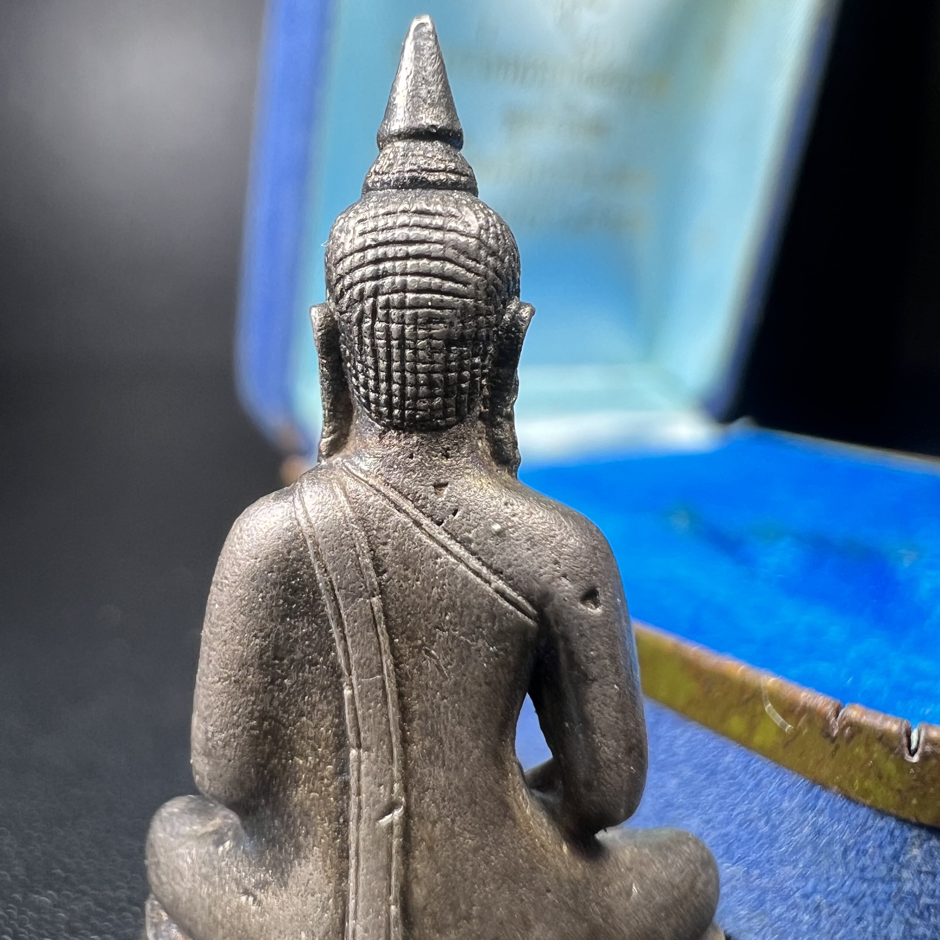 หลวงพ่อพระพุทธโสธร รุ่น ญสส. ปี 2533 พิมพ์ใหญ่เนื้อเงินผสมชนวน ผิวเดิมสวยเข้มขลังพร้อมกล่องบรรจุเดิมครบ(สมเด็จพระญาณสังวร สมเด็จพระสังฆราช เสด็จเป็นองค์ประธานเททอง)พระดีพิธีใหญ่ชนวนมวลสารเข้มขลังและเป็นอีกหนึ่งผลงานของนายช่างเกษม มงคลเจริญ งดงามทรงคุณค่า