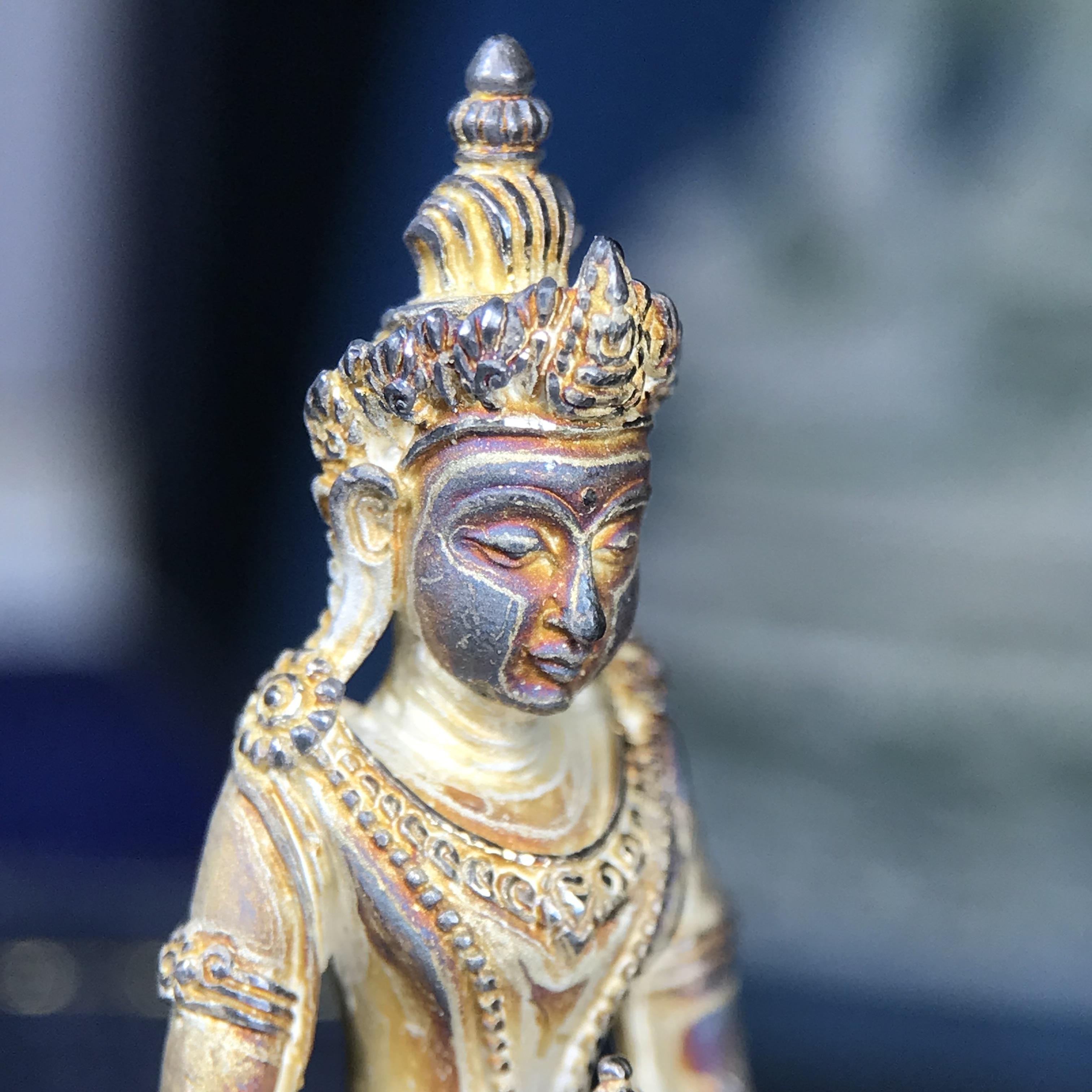 พระกริ่งอวโลกิเตศวร ( เจ้าแม่กวนอิม ) วัดโพธิ์แมนคุณาราม รุ่นอุดมโภคทรัพย์ พ.ศ.2539 เนื้อเงินพ่นทราย(ผิวเดิม ขึ้นสีรุ้งธรรมชาติ แบบนิยม เสน่ห์ของพระเนื้อเงิน) (พร้อมกล่องบรรจุการ์ดใบรับรองเดิมครบ)(อีกหนึ่งรุ่นยอดนิยม พุทธศิลป์สวยงดงาม)หายาก 1 ใน 5000 องค์