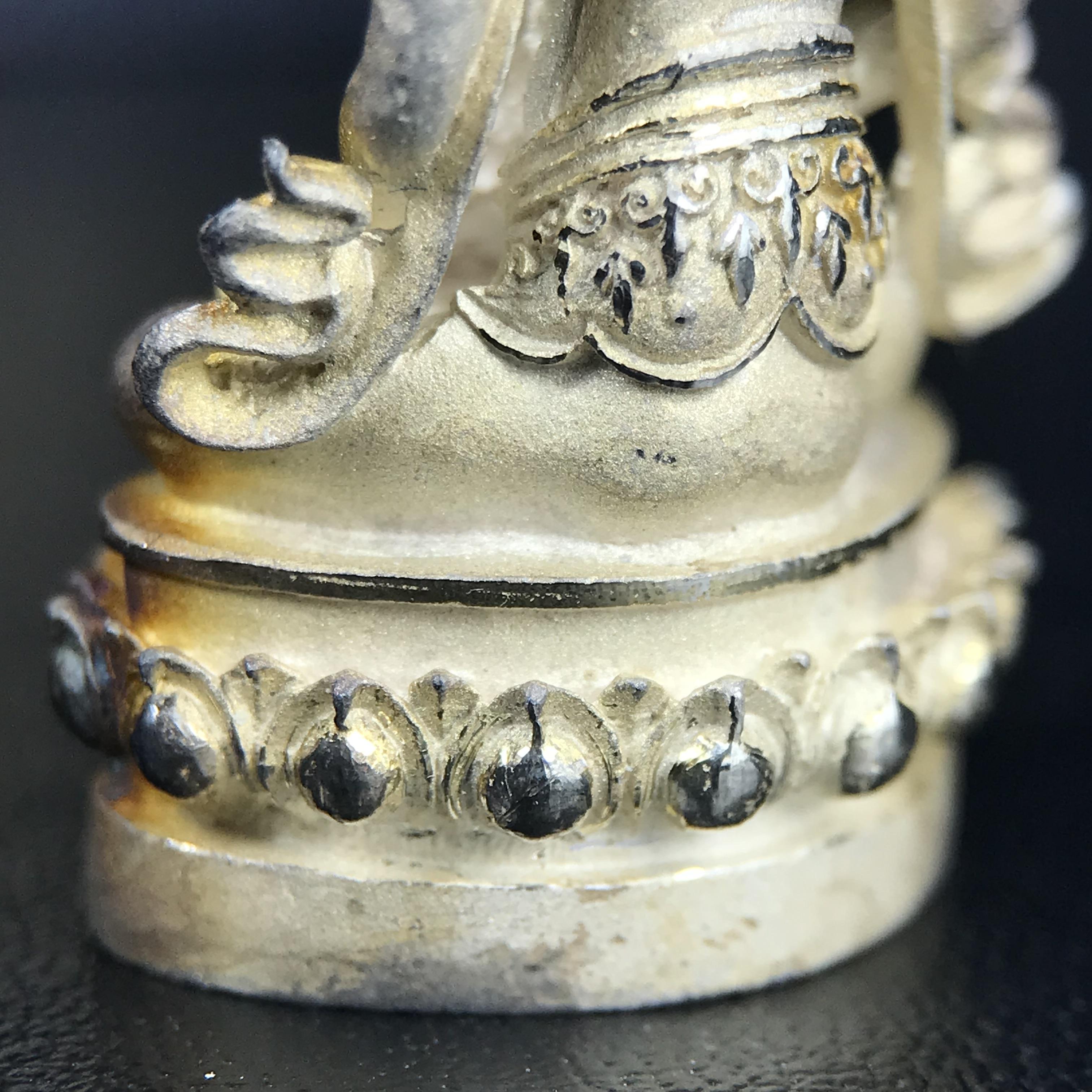 พระกริ่งอวโลกิเตศวร ( เจ้าแม่กวนอิม ) วัดโพธิ์แมนคุณาราม รุ่นอุดมโภคทรัพย์ พ.ศ.2539 เนื้อเงินพ่นทราย(ผิวเดิม ขึ้นสีรุ้งธรรมชาติ แบบนิยม เสน่ห์ของพระเนื้อเงิน) (พร้อมกล่องบรรจุการ์ดใบรับรองเดิมครบ)(อีกหนึ่งรุ่นยอดนิยม พุทธศิลป์สวยงดงาม)หายาก 1 ใน 5000 องค์