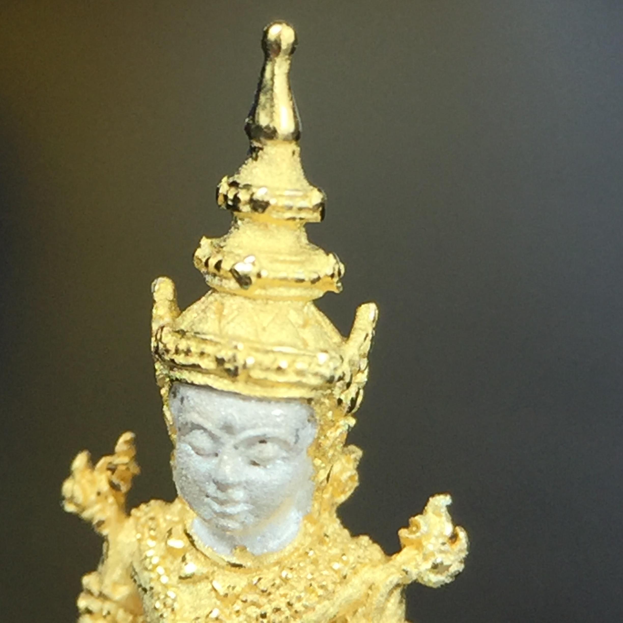 พระแก้วมรกต(จำลอง)ลอยองค์ ขนาดหน้าตัก 1/4 นิ้ว ทรงเครื่องฤดูร้อน เนื้อเงินสามกษัตริย์ ตราสัญลักษณ์ฉลองสิริราชสมบัติครบ 60 ปี พ.ศ.2549(สภาพสวย ครบ สมบูรณ์)