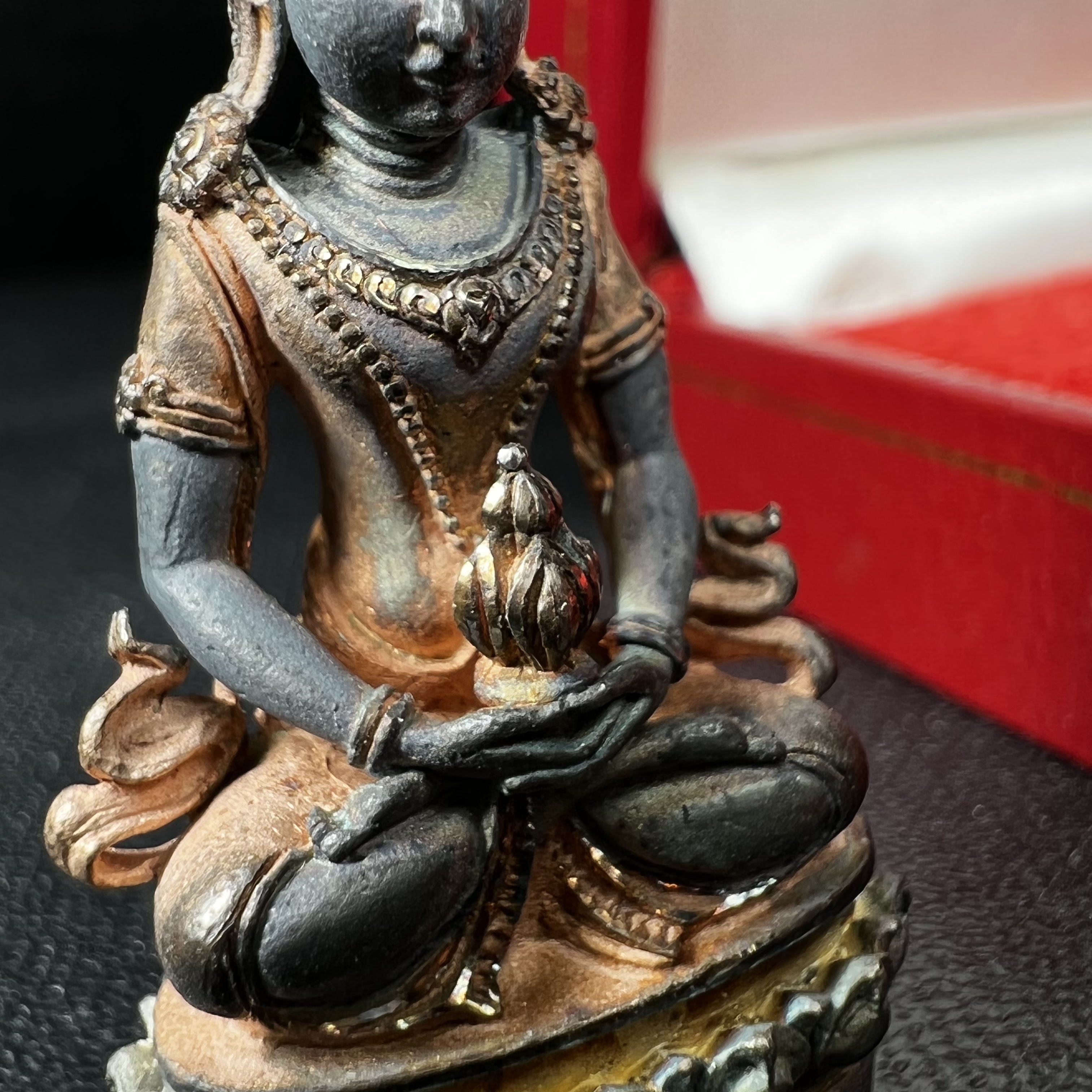 พระกริ่งอวโลกิเตศวร ( เจ้าแม่กวนอิม ) วัดโพธิ์แมนคุณาราม เนื้อเงิน 3 กษัตริย์ พ่นทราย(ผิวเดิม ขึ้นสีรุ้งธรรมชาติ แบบนิยม เสน่ห์ของพระเนื้อเงิน) รุ่นอุดมโภคทรัพย์ พ.ศ.2539(อีกหนึ่งรุ่นยอดนิยม พุทธศิลป์สวยงดงาม)