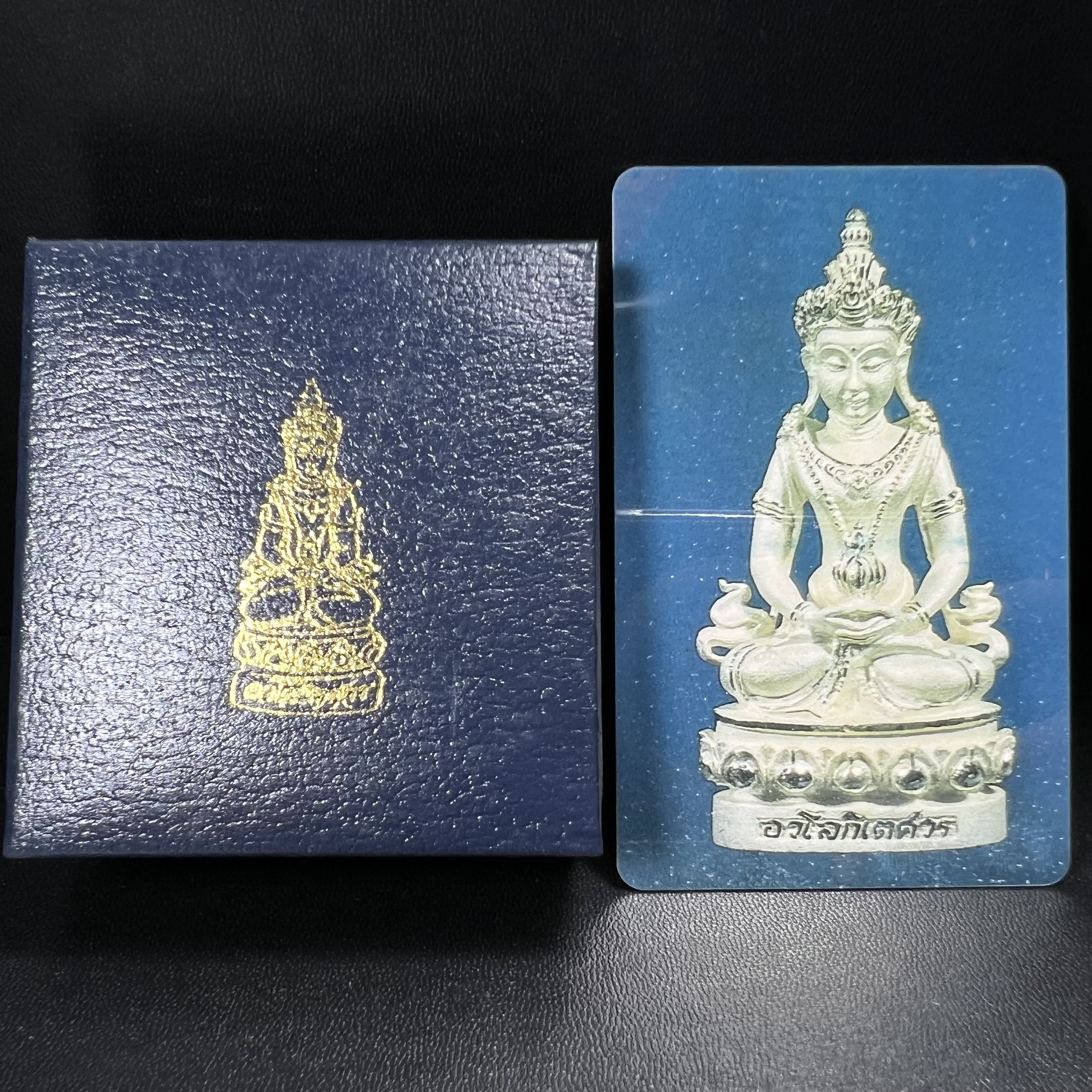 พระกริ่งอวโลกิเตศวร ( เจ้าแม่กวนอิม ) วัดโพธิ์แมนคุณาราม รุ่นอุดมโภคทรัพย์ พ.ศ.2539 เนื้อเงินพ่นทราย(ผิวเดิม ขึ้นสีรุ้งธรรมชาติ แบบนิยม เสน่ห์ของพระเนื้อเงิน) (พร้อมกล่องบรรจุการ์ดใบรับรองเดิมครบ)(อีกหนึ่งรุ่นยอดนิยม พุทธศิลป์สวยงดงาม)หายาก 1 ใน 5000 องค์