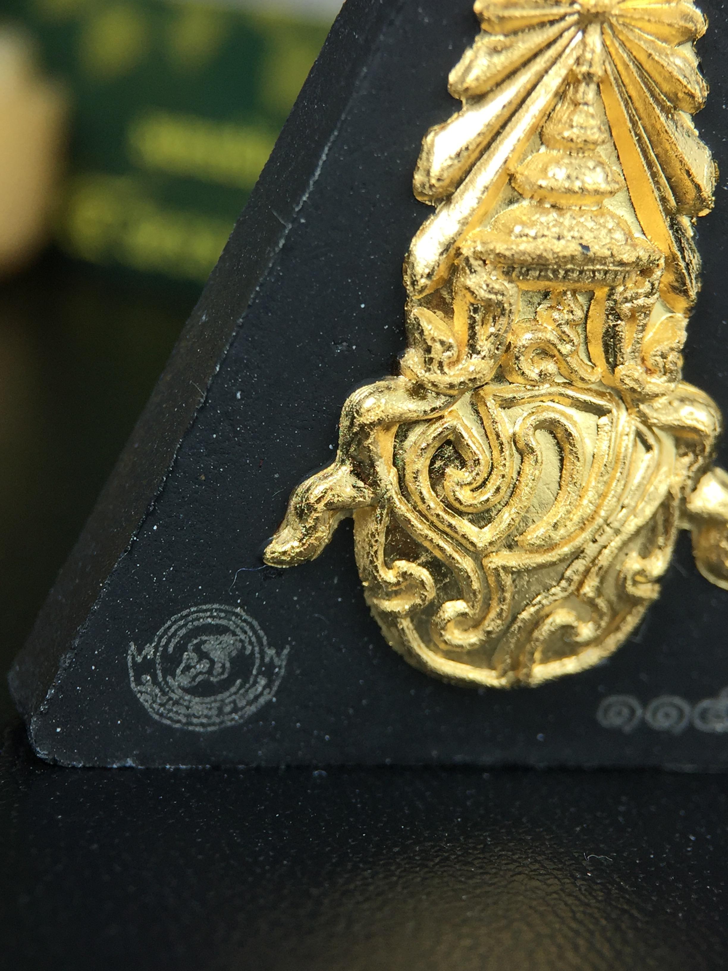 พระพุทธชินราช(จำลอง)ภปร. 84พรรษา เนื้อผงปิดทองด้านหน้า หลัง ภ.ป.ร. ยิงทอง(พระราชทานมวลสาร จิตรลดาและเส้นพระเจ้า ร.9(เส้นผม))ทรงคุณค่าอีกหนึ่งรุ่นยอดนิยม