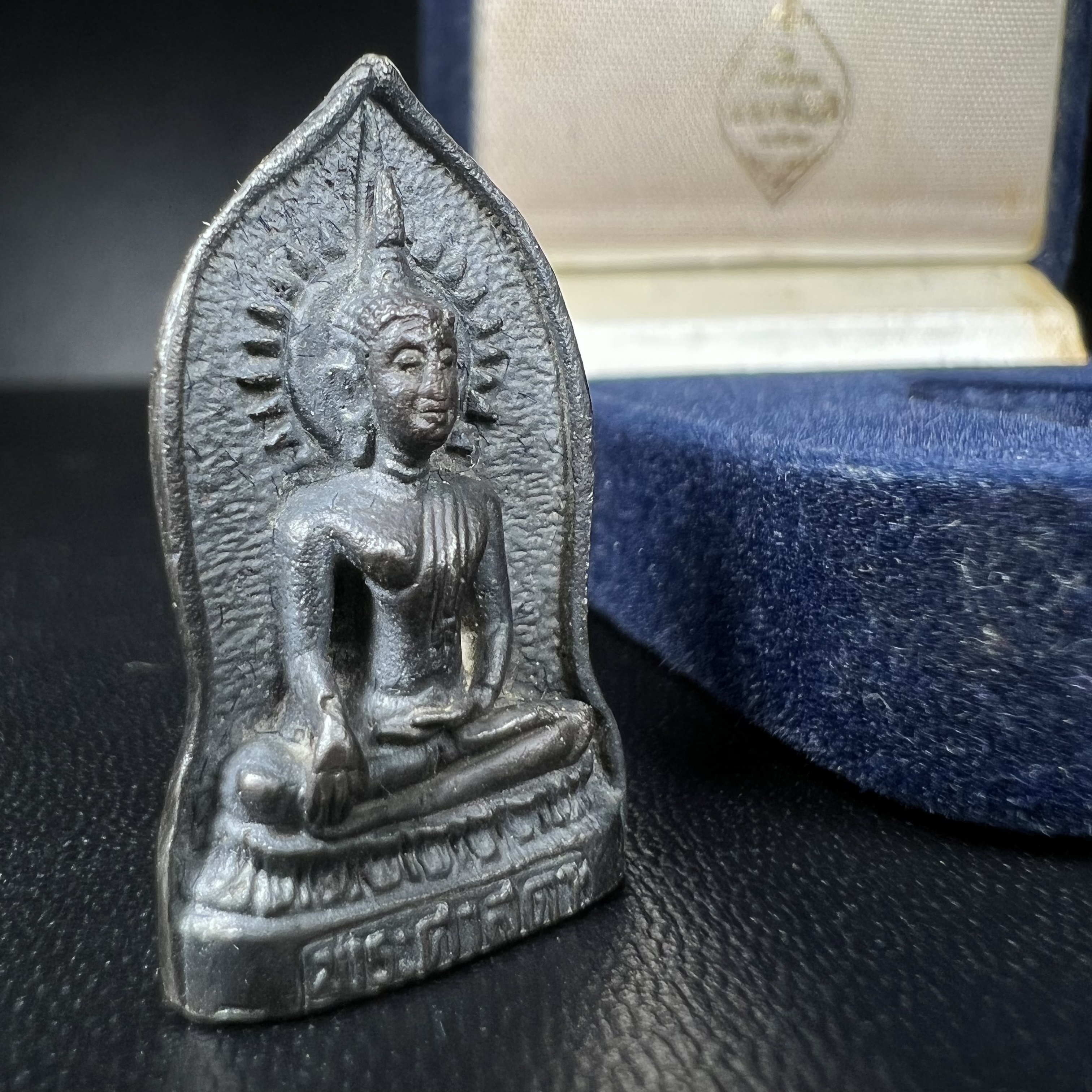 พระศาสดาใบเสมา ภปร. วัดบวรนิเวศวิหาร ปี2532 จัดสร้างในโอกาสสองทศวรรษรามาธิบดี เพื่อศูนย์การแพทย์สิริกิติ์ เนื้อเงิน(ผิวเดิมกลับดำสวยงามเข้มขลัง)พร้อมกล่องบรรจุเดิม