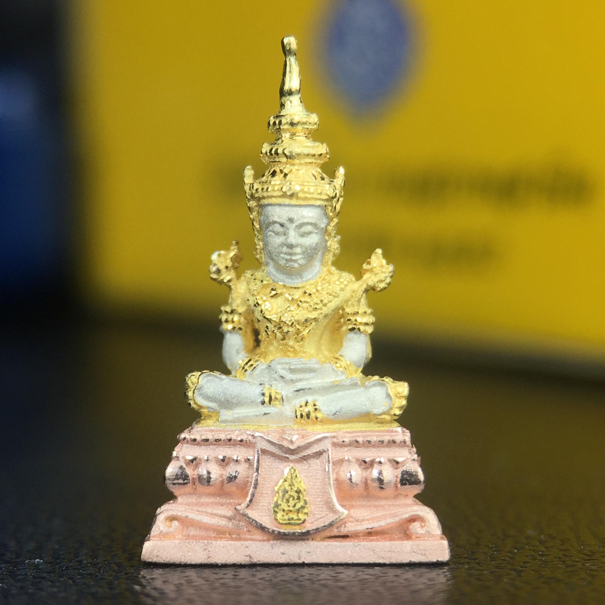 พระแก้วมรกต(จำลอง)ลอยองค์ ขนาดหน้าตัก 1/4 นิ้ว ทรงเครื่องฤดูร้อน เนื้อเงินสามกษัตริย์ ตราสัญลักษณ์ฉลองสิริราชสมบัติครบ 60 ปี พ.ศ.2549(สภาพสวย ครบ สมบูรณ์)