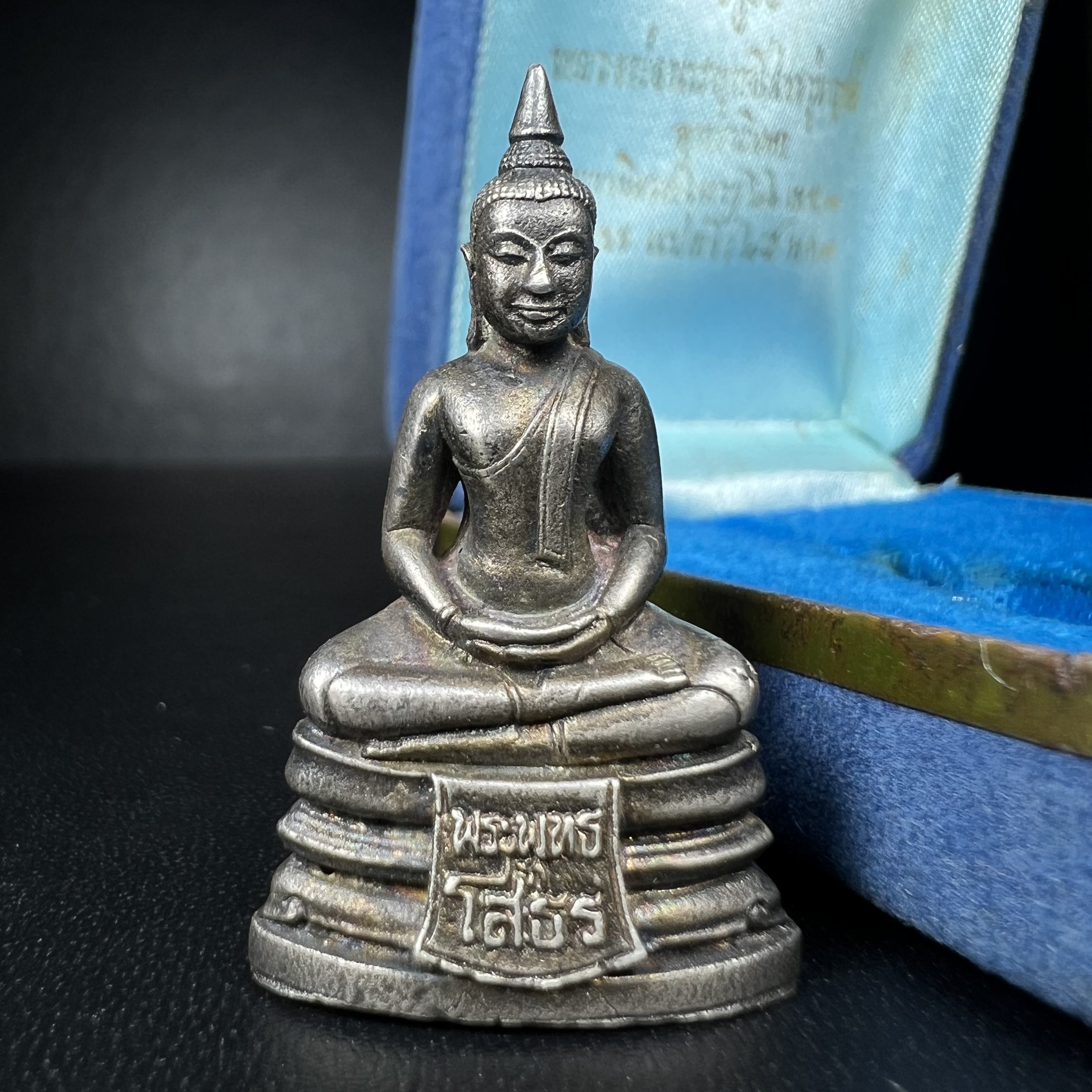 หลวงพ่อพระพุทธโสธร รุ่น ญสส. ปี 2533 พิมพ์ใหญ่เนื้อเงินผสมชนวน ผิวเดิมสวยเข้มขลังพร้อมกล่องบรรจุเดิมครบ(สมเด็จพระญาณสังวร สมเด็จพระสังฆราช เสด็จเป็นองค์ประธานเททอง)พระดีพิธีใหญ่ชนวนมวลสารเข้มขลังและเป็นอีกหนึ่งผลงานของนายช่างเกษม มงคลเจริญ งดงามทรงคุณค่า