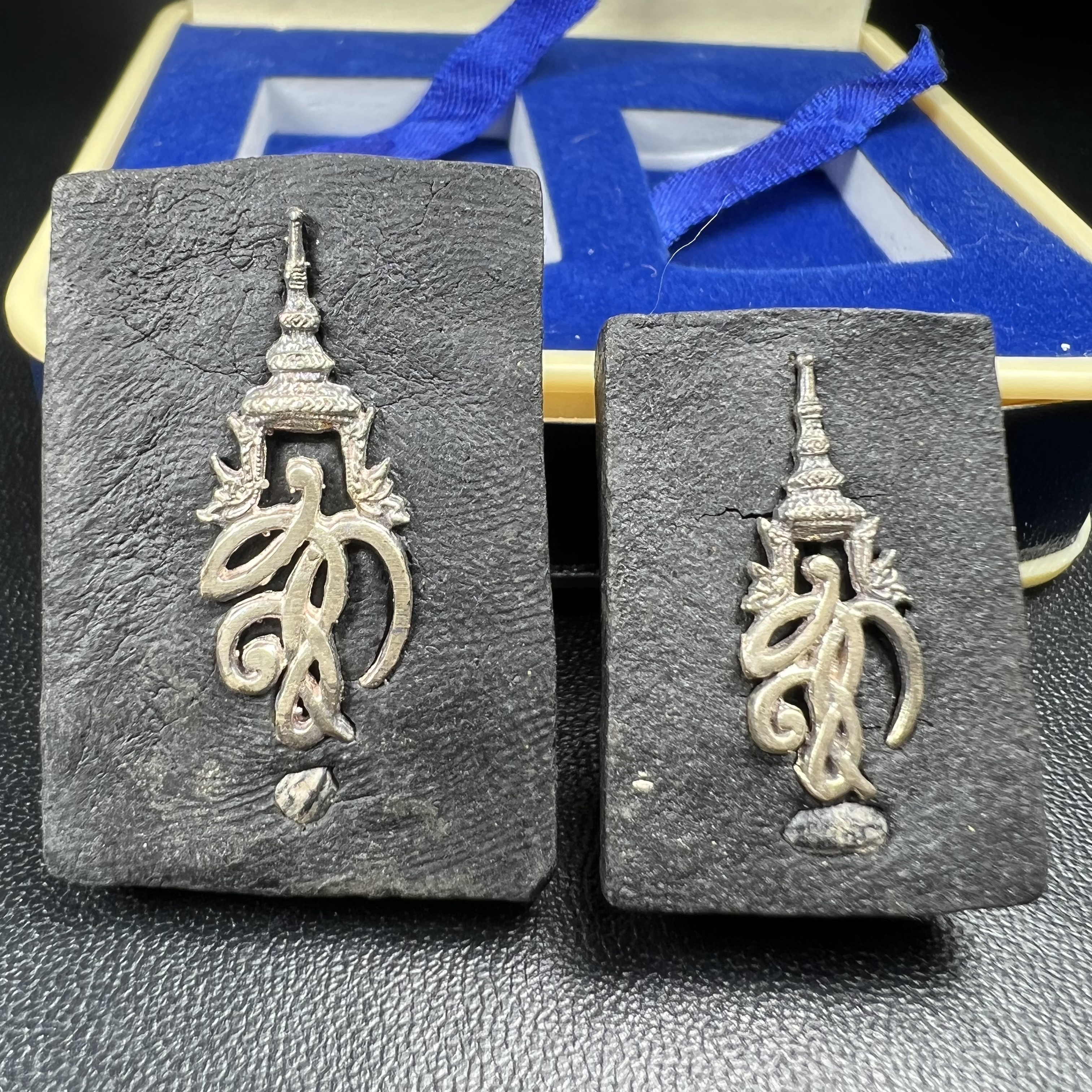 พระหลวงพ่อทวด พระนามาภิไธย สก. ปี2544(รุ่นแรก) เนื้อว่านคลุกรัก พิมพ์พิเศษหลังฝังข้าวสารดำ ชุดหลังพระนามาภิไธย สก. เนื้อเงิน(1ชุด 2องค์ พิมพ์ใหญ่สี่เหลี่ยม+พิมพ์เล็กพระรอดสี่เหลี่ยม)(1ใน5000 ชุด)พร้อมกล่องบรรจุเดิมหายาก