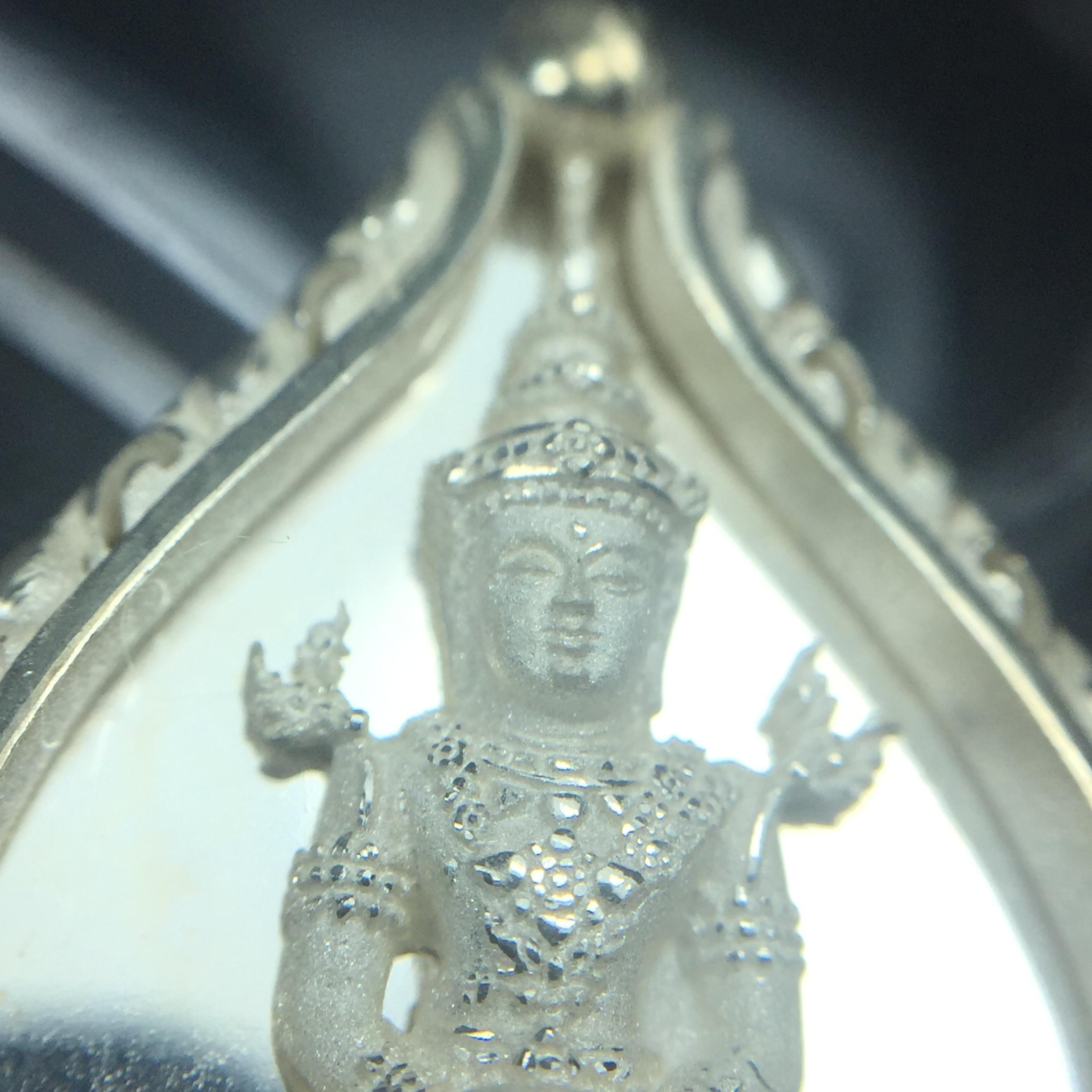 พระแก้วมรกต ภปร. ปี2547 จัดสร้างโดย รพ.ภูมิพลฯ เนื้อเงิน เหรียญทรงดอกบัว(1ใน3000องค์)