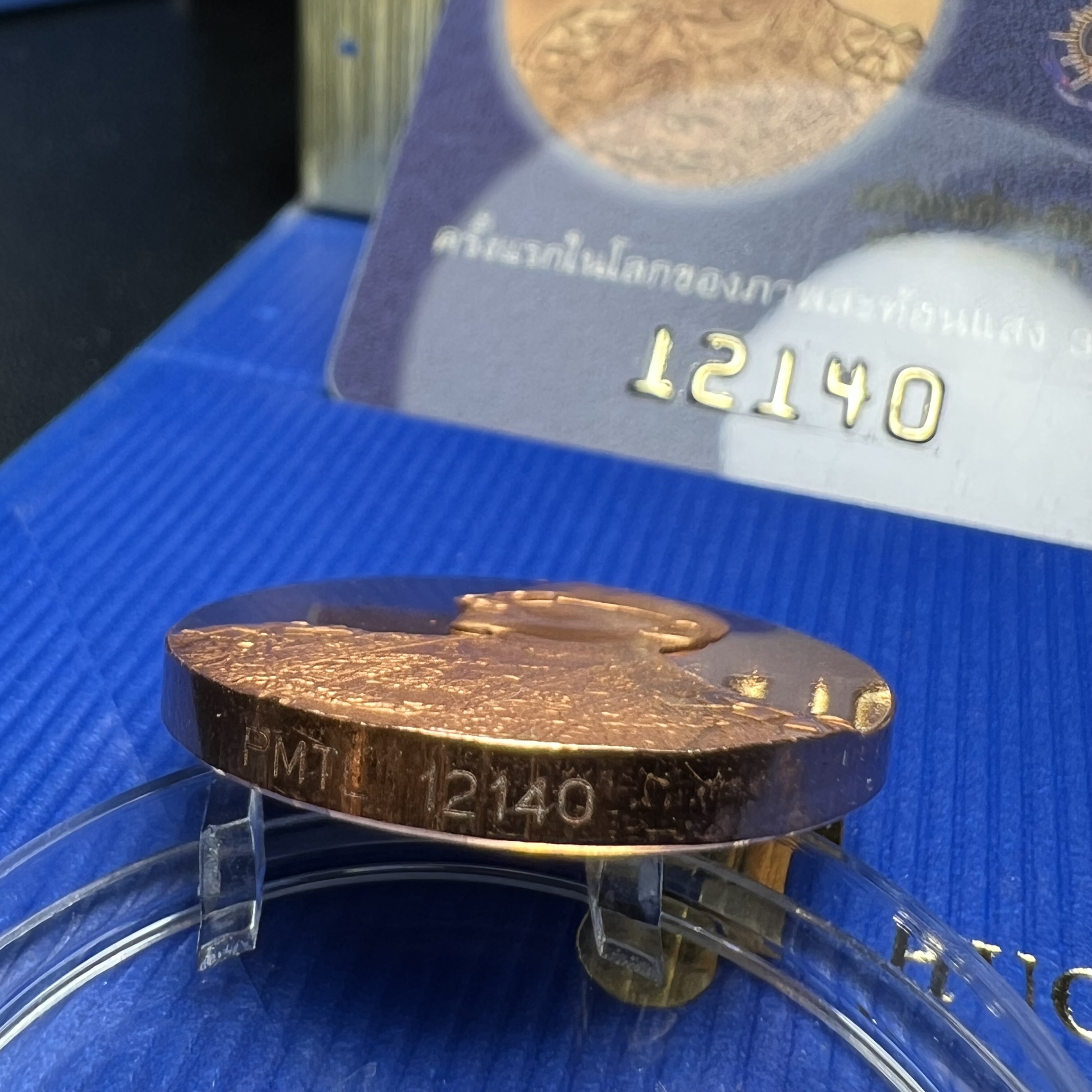 เหรียญ ร.9 เฉลิมพระเกียรติ 72 พรรษา 3 มิติโฮโลแกรม(รุ่นแรก) เนื้อทองแดงขัดเงา(ผลิตจากโรงงานกษาปณ์ฮูกานินทร์ ประเทศสวิสเซอร์แลนด์)(สภาพสวยเดิมพร้อมกล่องบรรจุใบรับรองเดิม)