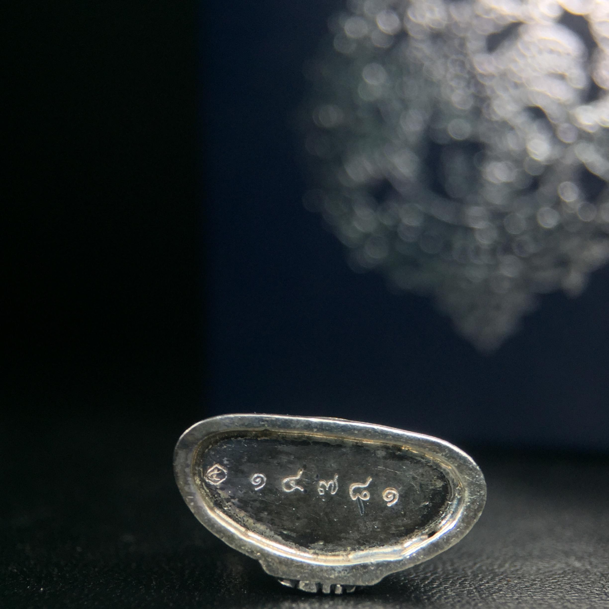 พระแก้วมรกต กรมสรรพสามิตจัดสร้างขึ้นเนื่องในโอกาสครบรอบ 64 ปีของกรมสรรพสามิต และเนื่องในวโรกาสที่พระบาทสมเด็จพระเจ้าอยู่หัวทรงครองราชย์ครบ 50 ปีในปีกาญจนาภิเษก เมื่อ พ.ศ.2539 เนื้อเงินรมดำขัดเงาพร้อมกล่องบรรจุเดิม