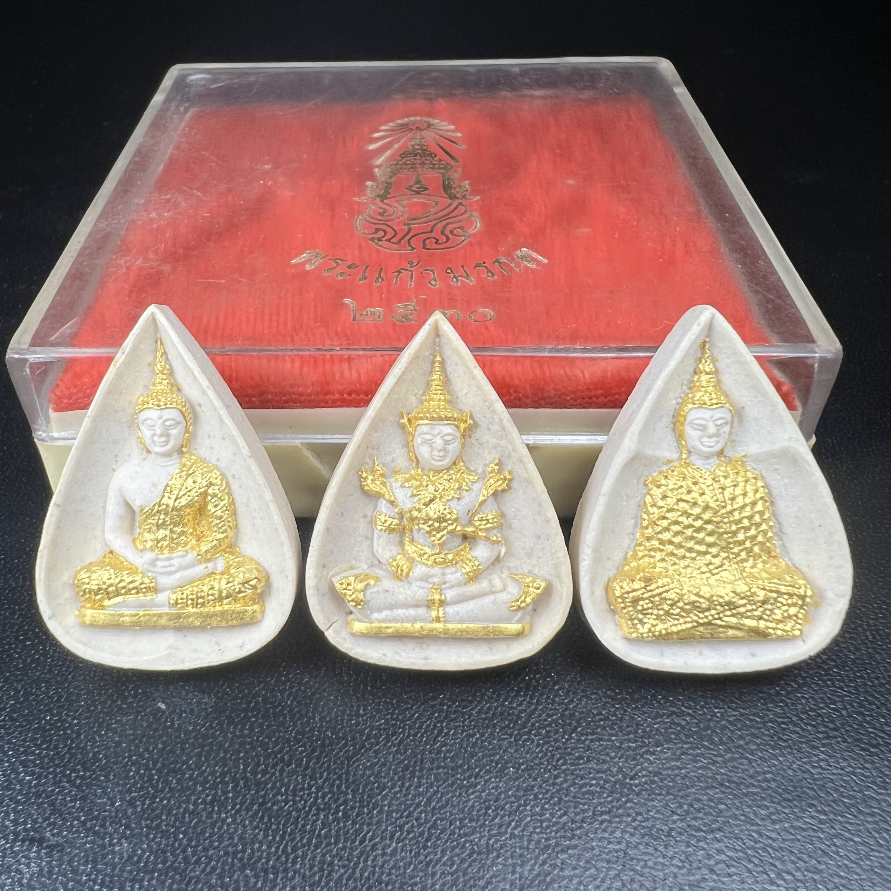 พระแก้วมรกต หลัง ภปร. เนื้อผง ปี2530 พระดี พิธีใหญ่ ประกอบพิธีพุทธาภิเษกพร้อมกับพิธีพระกริ่งปวเรศ ปี2530 วัดบวรนิเวศและวัดพระแก้ว(ครบชุดสามฤดูกล่องเดิมครบ)หายาก