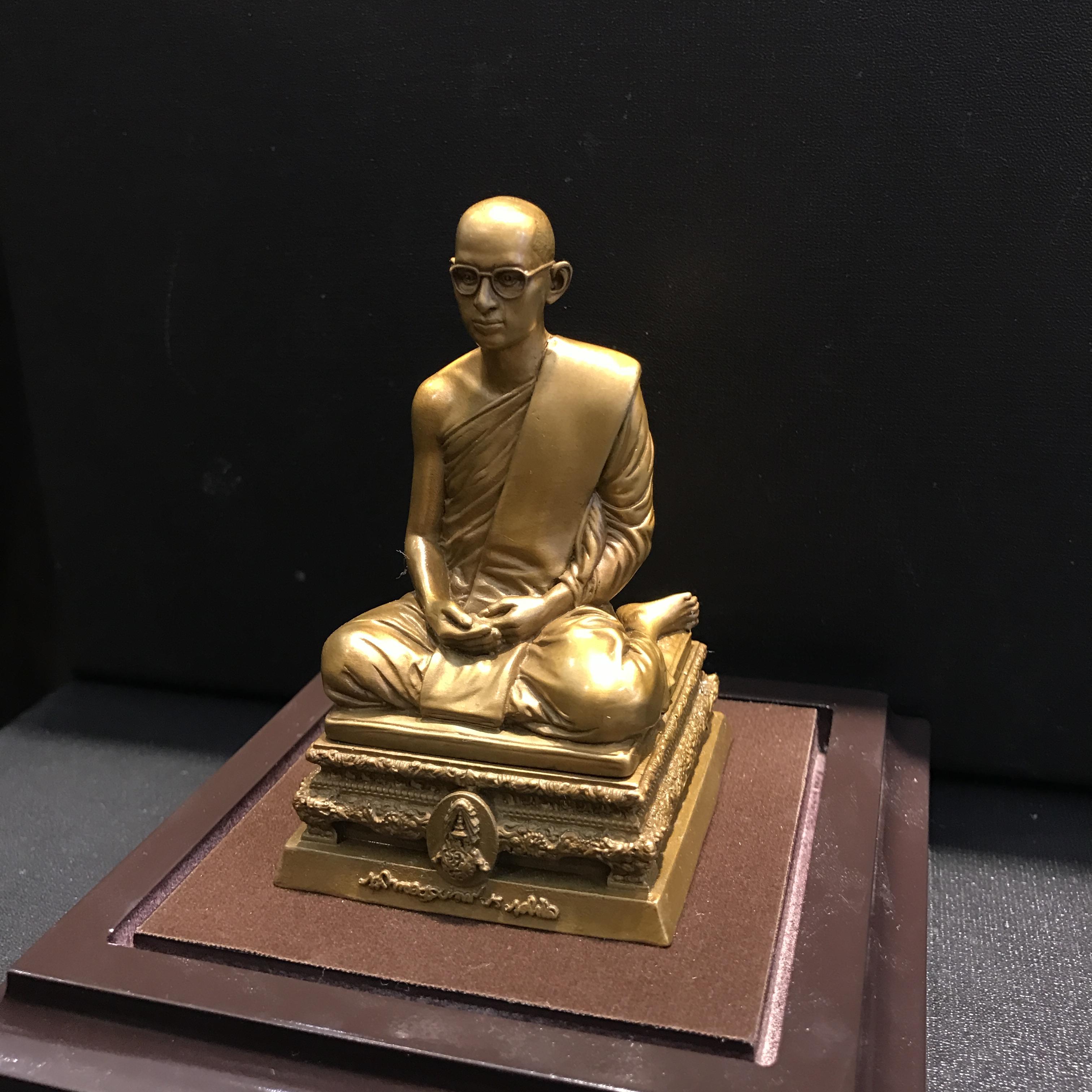 พระบรมรูปพระบาทสมเด็จพระเจ้าอยู่หัวทรงผนวช กำลังแผ่นดิน ปี2554