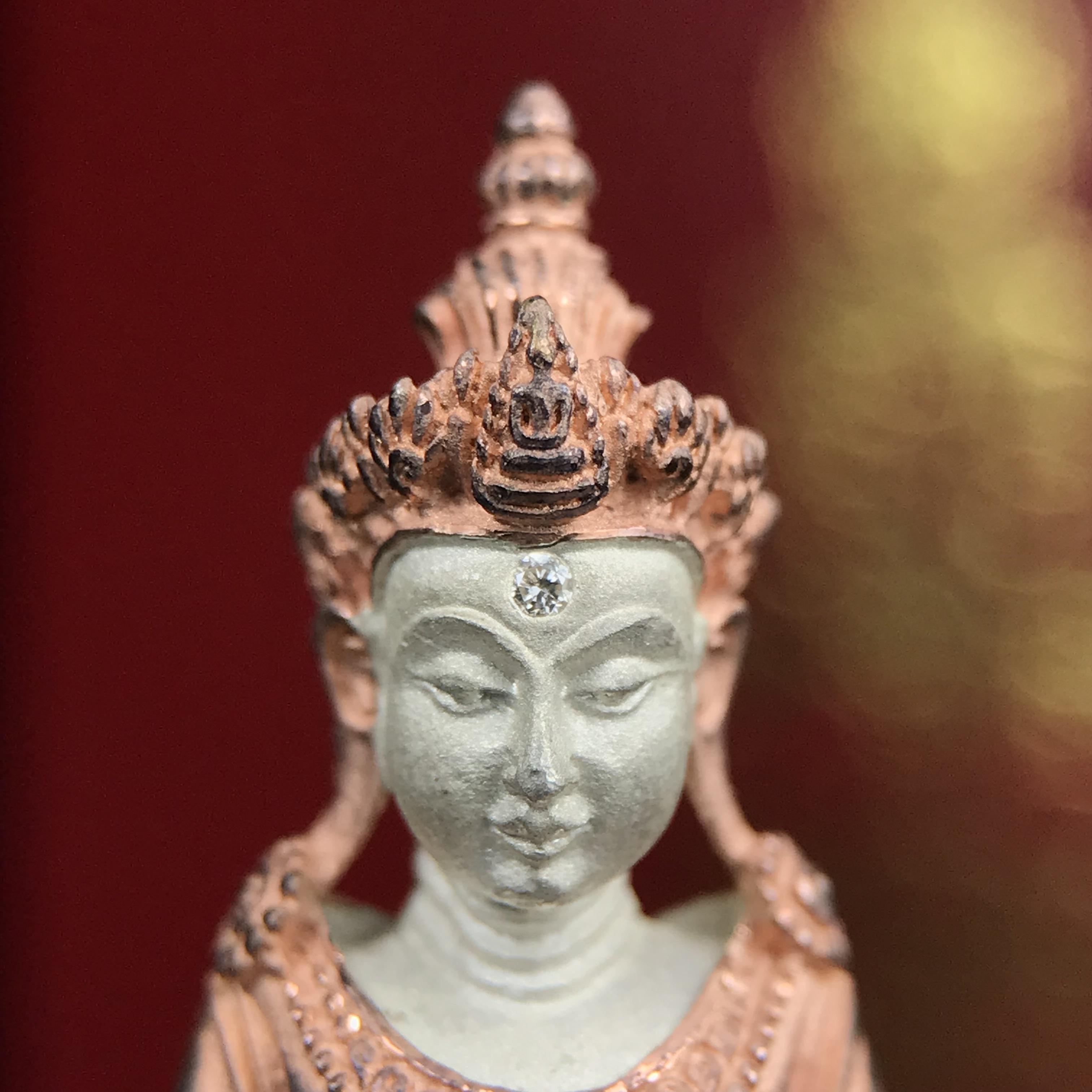 พระกริ่งอวโลกิเตศวร ( เจ้าแม่กวนอิม ) วัดโพธิ์แมนคุณาราม รุ่นอุดมโภคทรัพย์ พ.ศ.2539 เนื้อเงิน 3 กษัตริย์ (องค์พิเศษกรรมการ ฝังเพชรตำแหน่งดวงตาที่สามกลางหน้าผาก 1 เม็ด)(อีกหนึ่งรุ่นยอดนิยม พุทธศิลป์สวยงดงาม)***องค์พิเศษกรรมการฝังเพชร พบเจอน้อยหายากมาก***