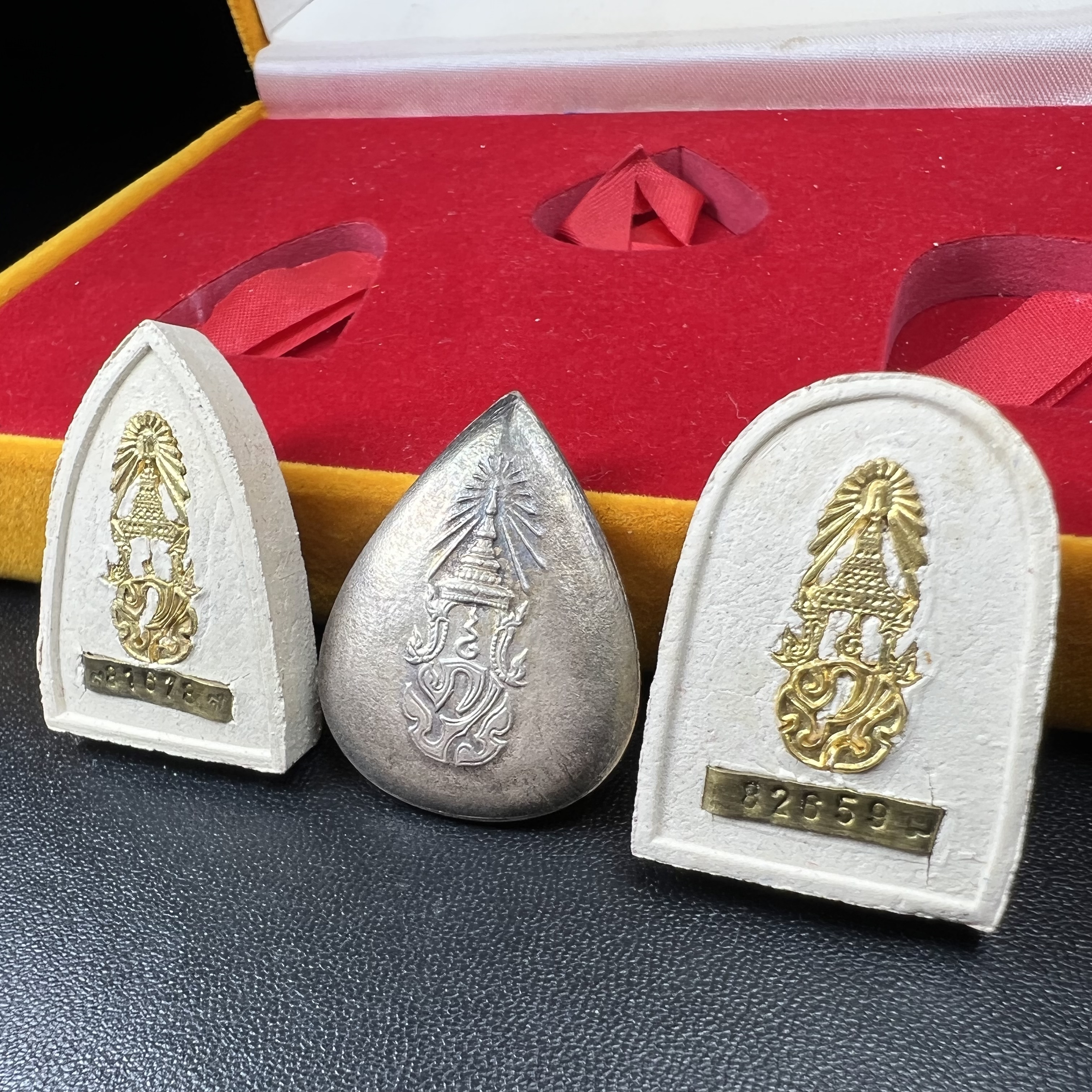 พระหลวงปู่ทวด ภปร.ปี2547 (เนื้อพิเศษกรรมการ)ทรงกลีบบัวและทรงกลีบขนุน เนื้อผงสมเด็จฯ(โรยผงตะไบ ชนวนเก่า) พร้อมเหรียญพระพุทธสิหธรรมมงคล ภปร. ทรงหยดน้ำ เนื้อเงินแท้ กล่องบรรจุเดิมครบ(1ชุด 3 องค์)(หายาก)