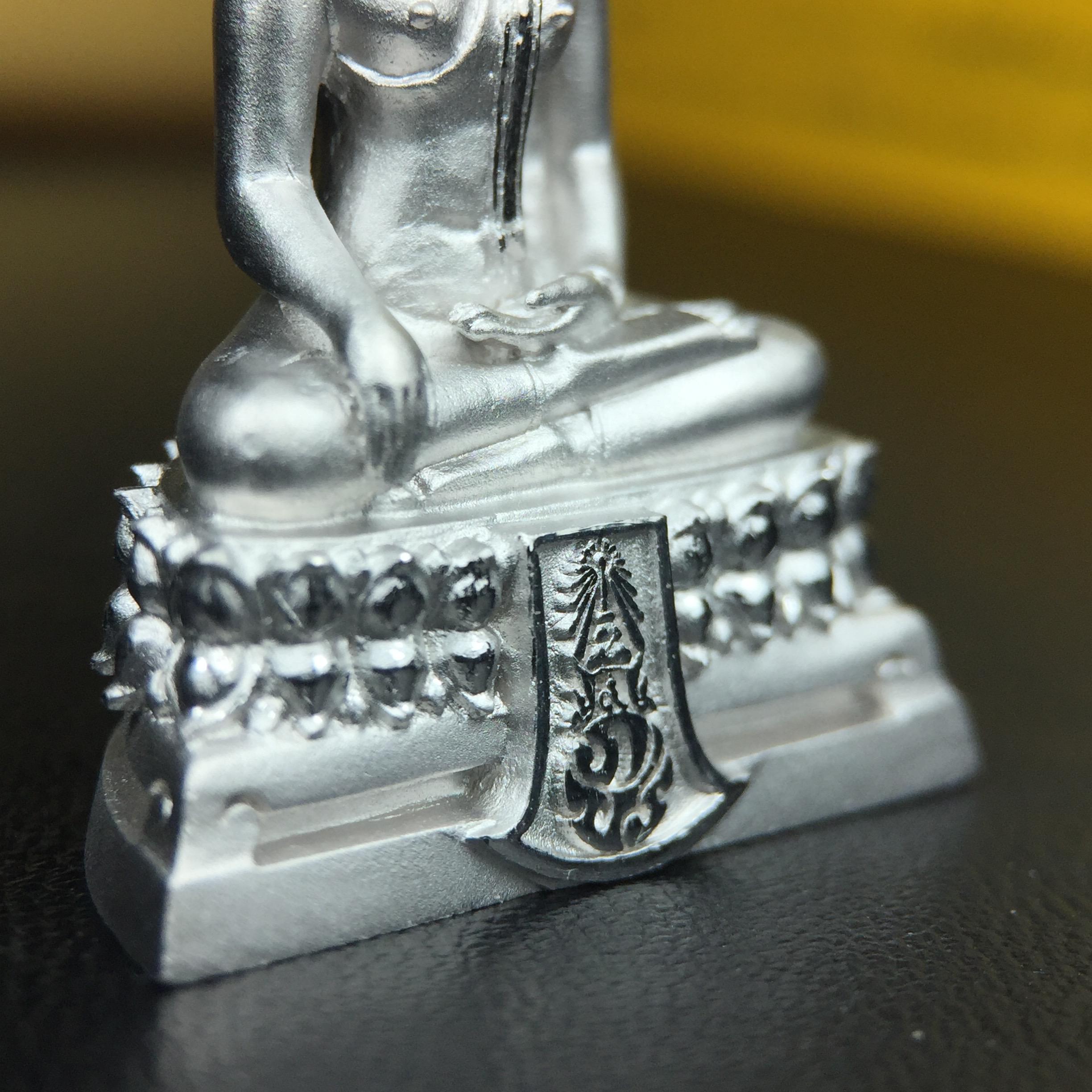 พระพุทธรูปคุ้มเกล้าฯ ภปร.(ใต้ร่มพระบารมี คุ้มเกล้า) 60ปี โรงพยาบาลภูมิพลฯ พ.ศ.2552 เนื้อเงิน ชุบทองคำขาว(พิมพ์ใหญ่ขนาด 35.5*24 มม.)สภาพสวยเดิมพร้อมกล่องบรรจุเดิม ตอกโค๊ดหมายเลขกำกับ หายาก(1ใน5000 องค์)