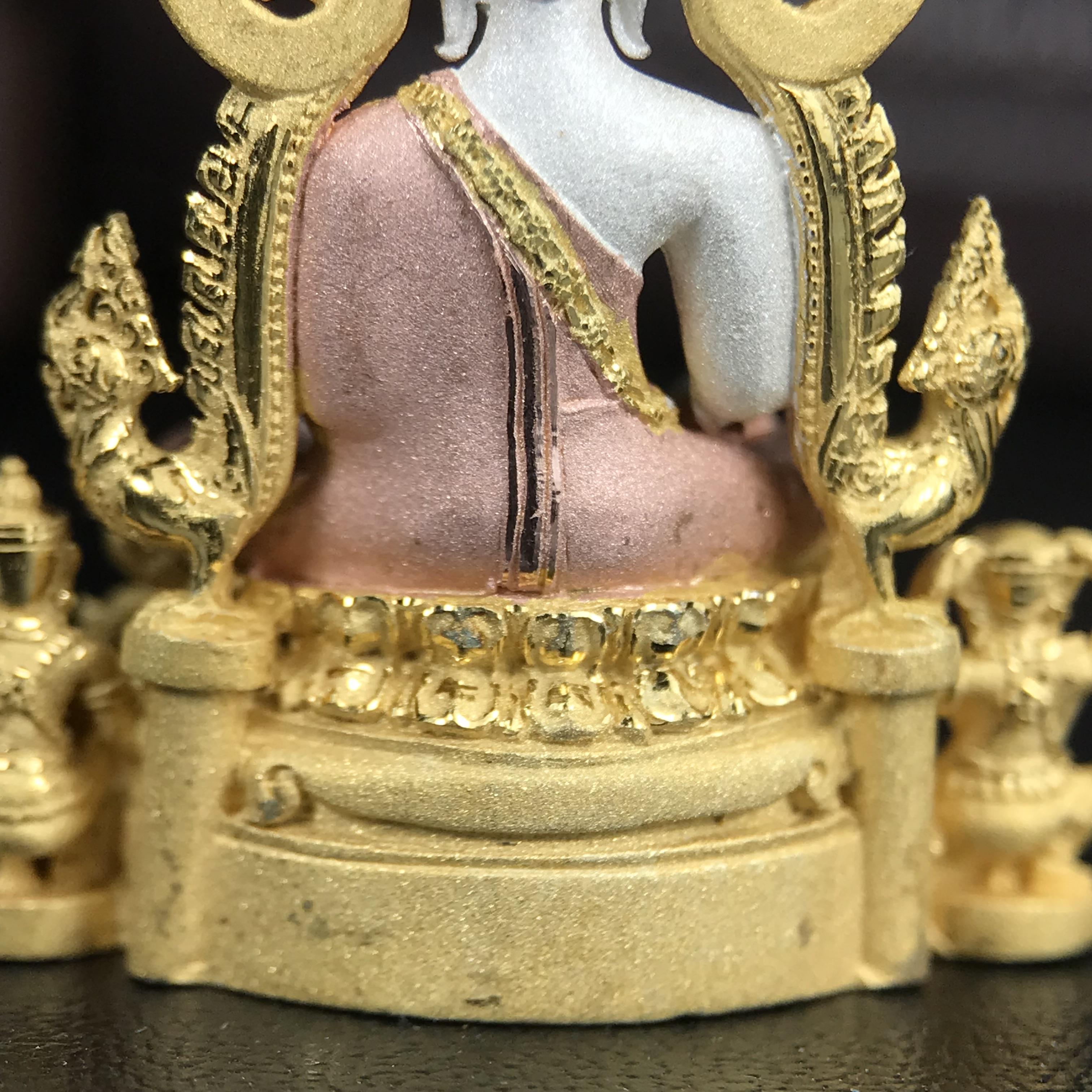 พระพุทธชินราช ภปร. โครงการ "เพราะแผ่นดินนี้ คือ แผ่นดินเกิด" ปี 2548(รุ่นแรก) ลอยองค์เนื้อเงินสามกษัตริย์ หน้าตัก 1/2 นิ้ว (ขนาด 3.5 x 2.5 ซม.) พุทธศิลป์งดงามทรงคุณค่า รุ่นยอดนิยม