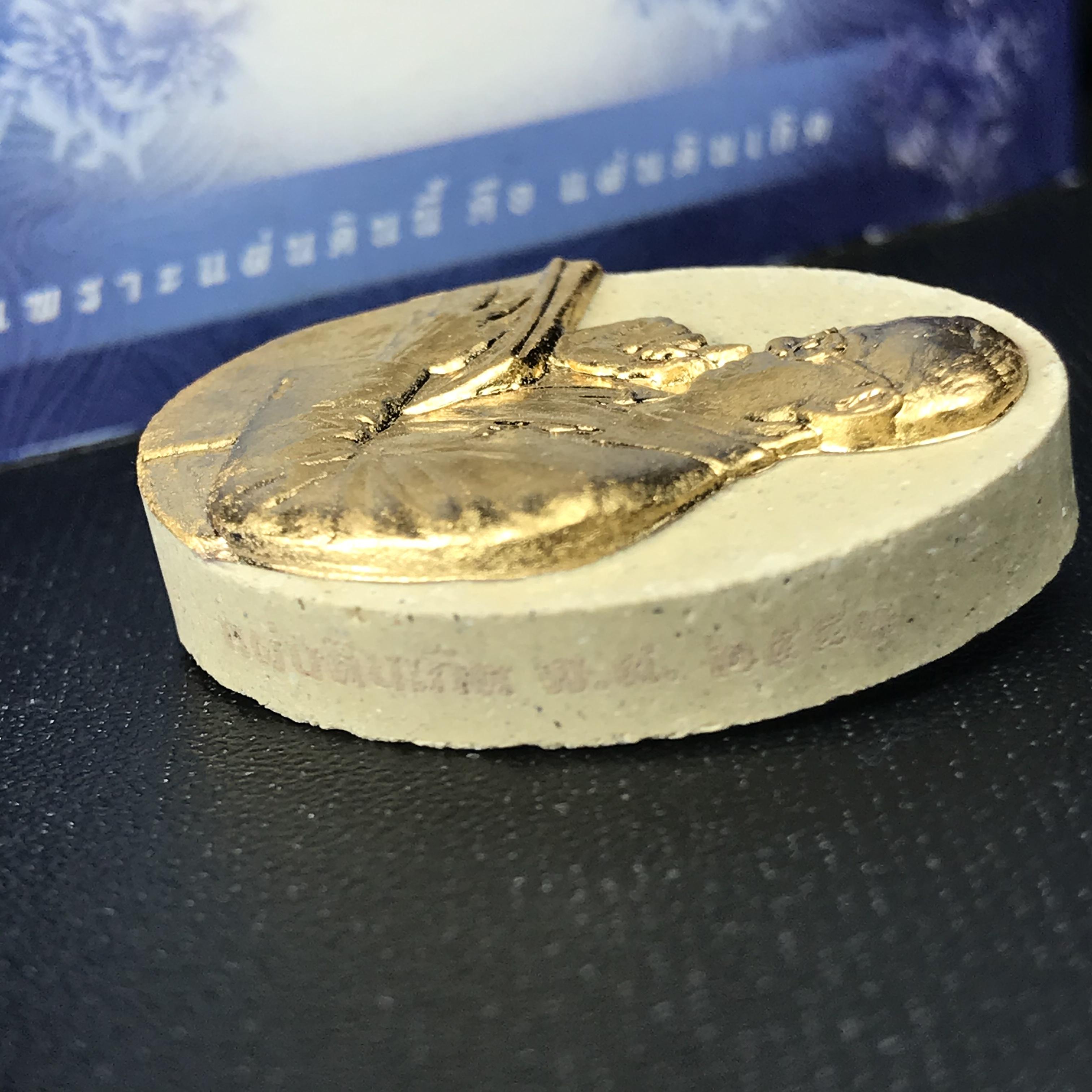 รูปหล่อพระบาทสมเด็จพระเจ้าอยู่หัว(ทรงงาน) ภปร. โครงการ เพราะแผ่นดินนี้คือแผ่นดินเกิด ปี2551 เนื้อผง ด้านหน้าปิดทอง หลัง ภ.ป.ร. ปิดทอง (มวลสารพระราชทานเส้นพระเจ้า (เส้นผม) ของพระบาทสมเด็จพระเจ้าอยู่หัวรัชกาลที่9