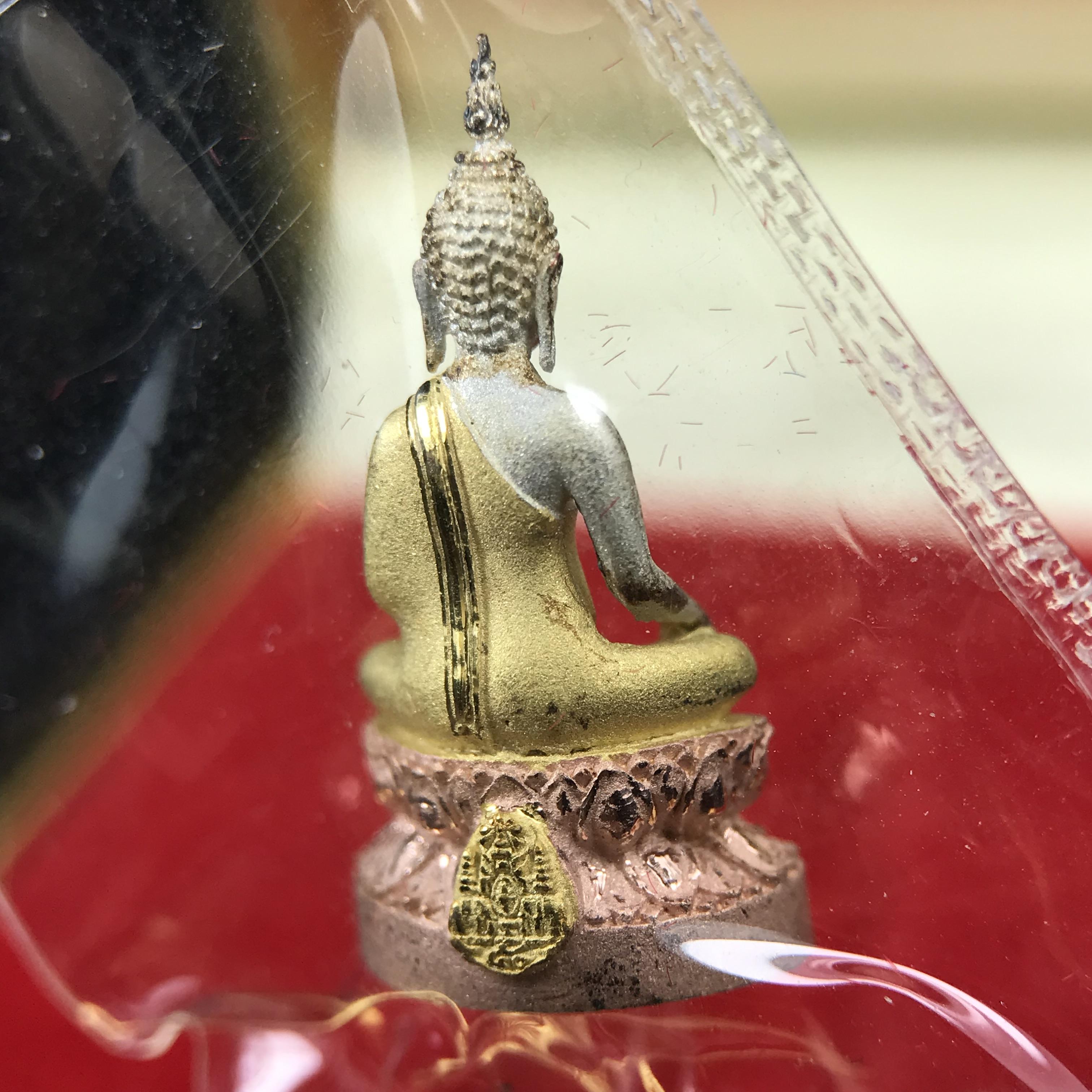 พระชัยวัฒน์พระพุทธนวราชบพิตร ครองสิริราชสมบัติครบ 50 ปี พ.ศ.2540 ขนาดสูง 1.9 ซม. เนื้อเงินสามกษัตริย์(ผิวเดิม)(ซีนซองเดิม) พร้อมกล่องบรรจุเดิมครบสมบูรณ์ 1ใน 9500 องค์(พุทธนวราชบพิตร นิมิตรหมายแห่งความสามัคคี ด้วยไมตรีแห่งองค์พระภูมิพล)