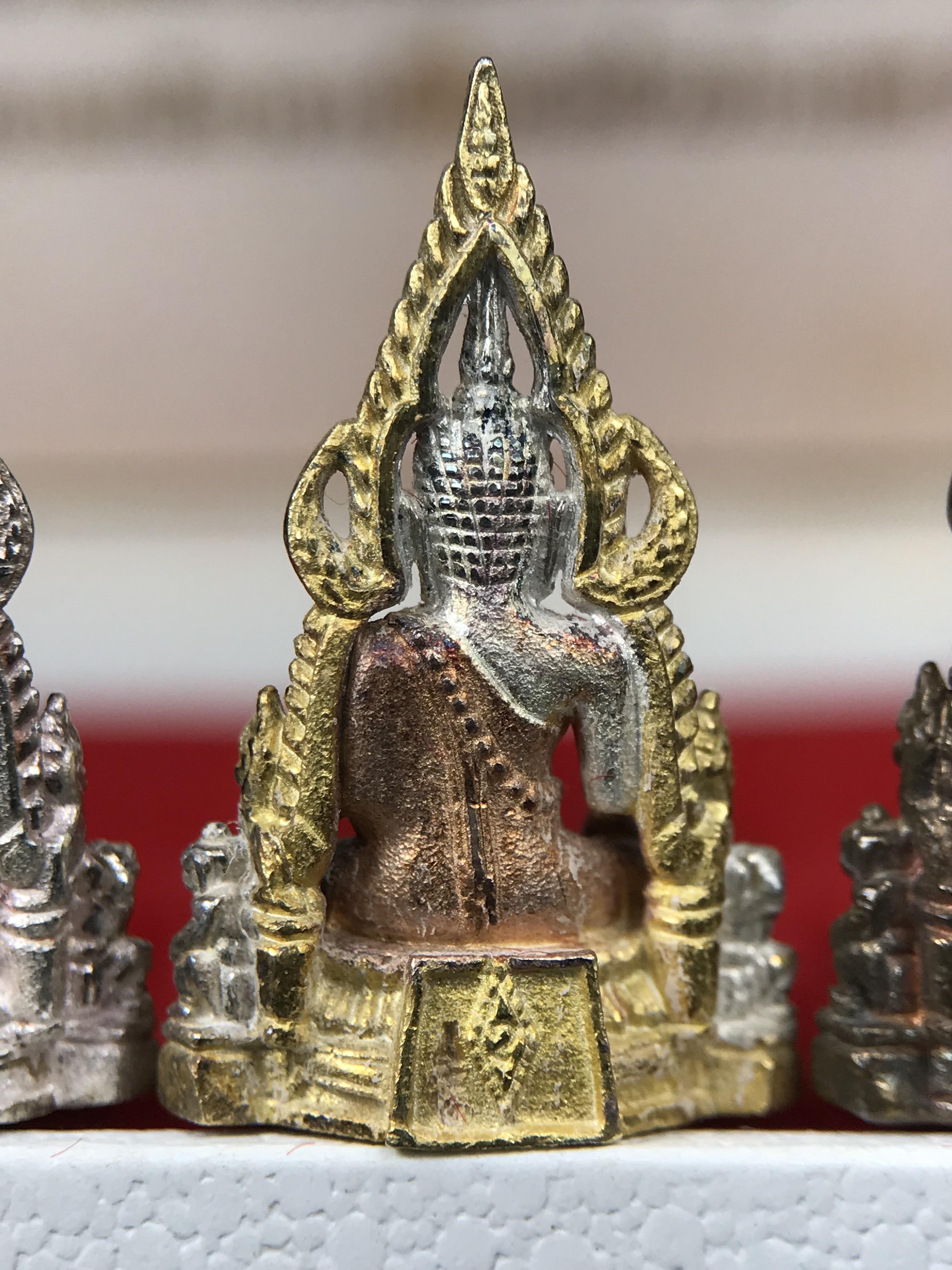 พระพุทธชินราช รุ่นมหาสิทธิโชค ปี2540 พิมพ์เล็กชุด3องค์ ขนาด 15 x 23 มม.(1.เงินสามกษัตริย์2.เงิน3.นวะ) พระดีพิธีใหญ่ พิธีพุทธาภิเษก ณ สถานที่ศักดิ์สิทธิ์เมืองพิษณุโลก ๔ ครั้ง โดยพระเกจิอาจารย์ชื่อดังทั่วประเทศ ๙๙ รูป โดยมีสมเด็จพระญาณสังวร เป็นประธานในพิธี